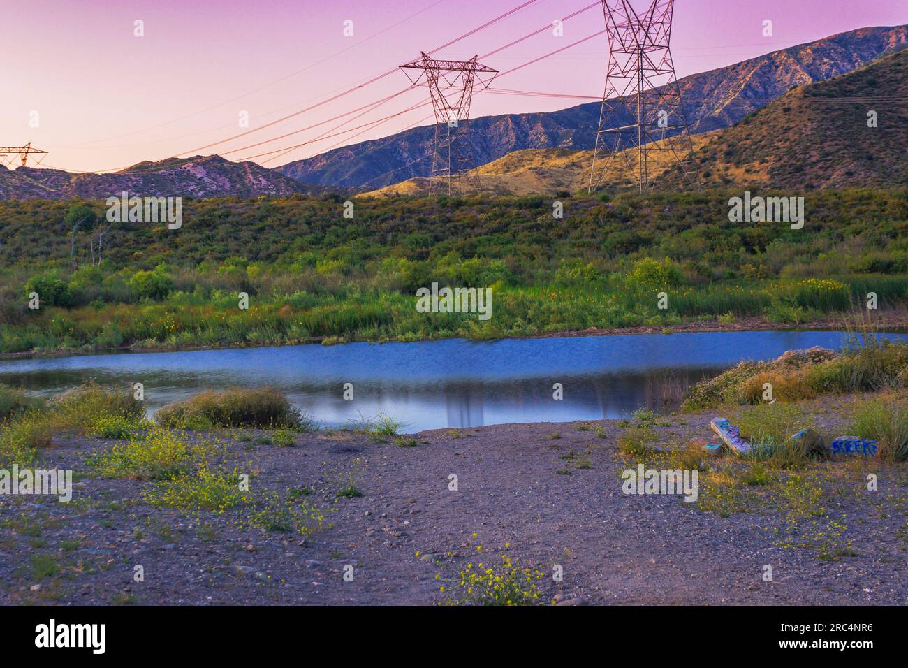 Immergiti nella tranquillità del lago perduto durante l'ora d'oro; le montagne di San Bernardino e la faglia di San Andreas creano un riflesso mozzafiato Foto Stock
