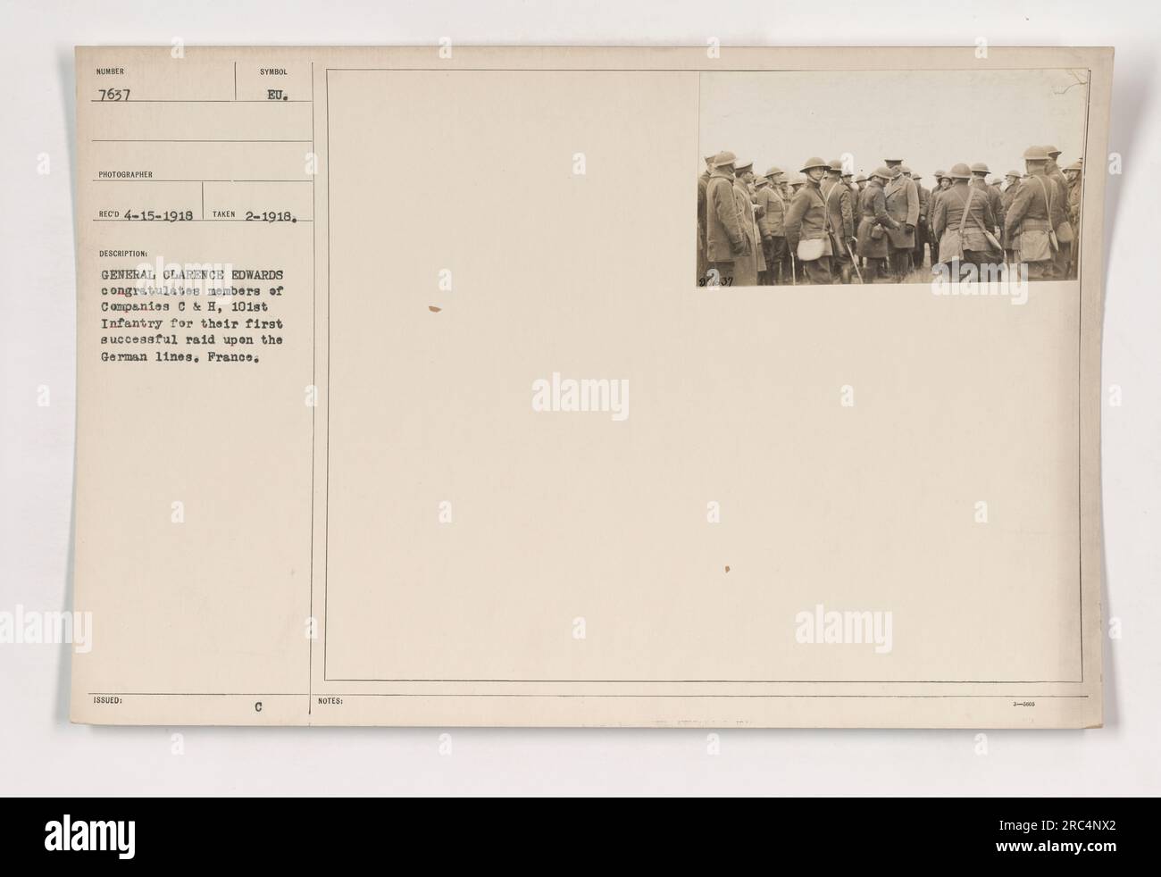 Il generale Clarence Edwards posa con ufficiali e uomini delle compagnie C e H del 101st Infantry, congratulandosi con loro per il loro primo raid riuscito contro i tedeschi in Francia. Questa fotografia è stata scattata nel febbraio 1918 e faceva parte delle attività militari americane durante la prima guerra mondiale Foto Stock