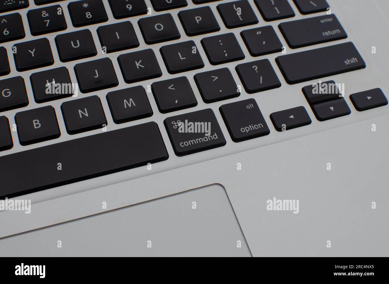 Zoom dettagliato dei tasti e della tastiera del computer portatile, che ne mostra l'ergonomia e l'usabilità. Foto Stock