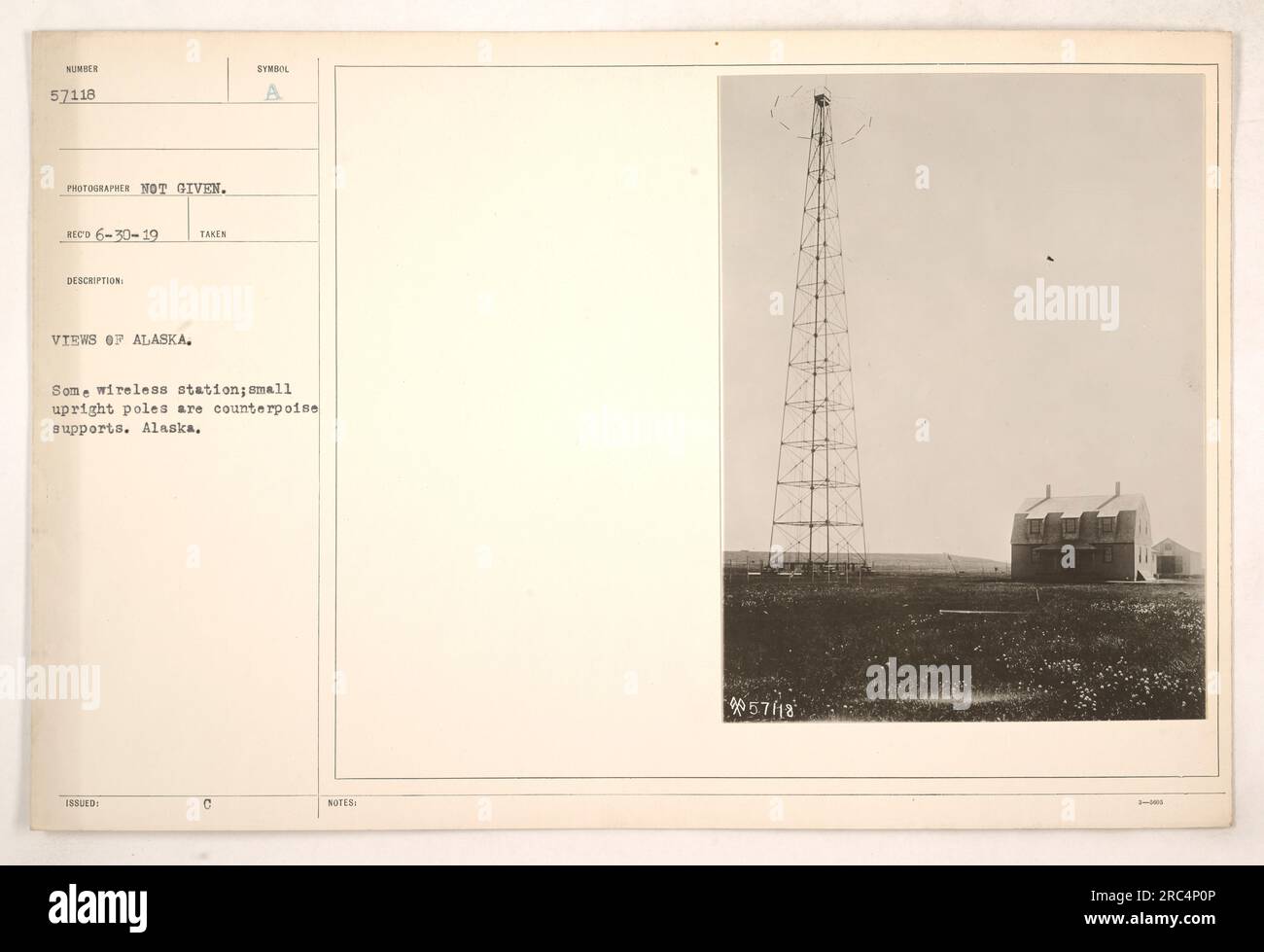 Questa fotografia mostra una stazione wireless in Alaska durante la prima guerra mondiale La stazione è composta da piccoli pali verticali che fungono da supporti contrappeso. Questa immagine fa parte di una serie che documenta le attività militari in Alaska durante questo periodo di tempo. Foto Stock