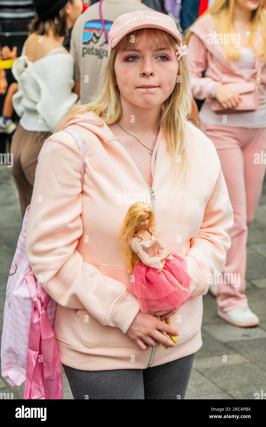 Londra, Regno Unito. 12 luglio 2023. I fan, molti in abiti eleganti, sono in fila per il nuovo film di Barbie in Leicester Square. Crediti: Guy Bell/Alamy Live News Foto Stock