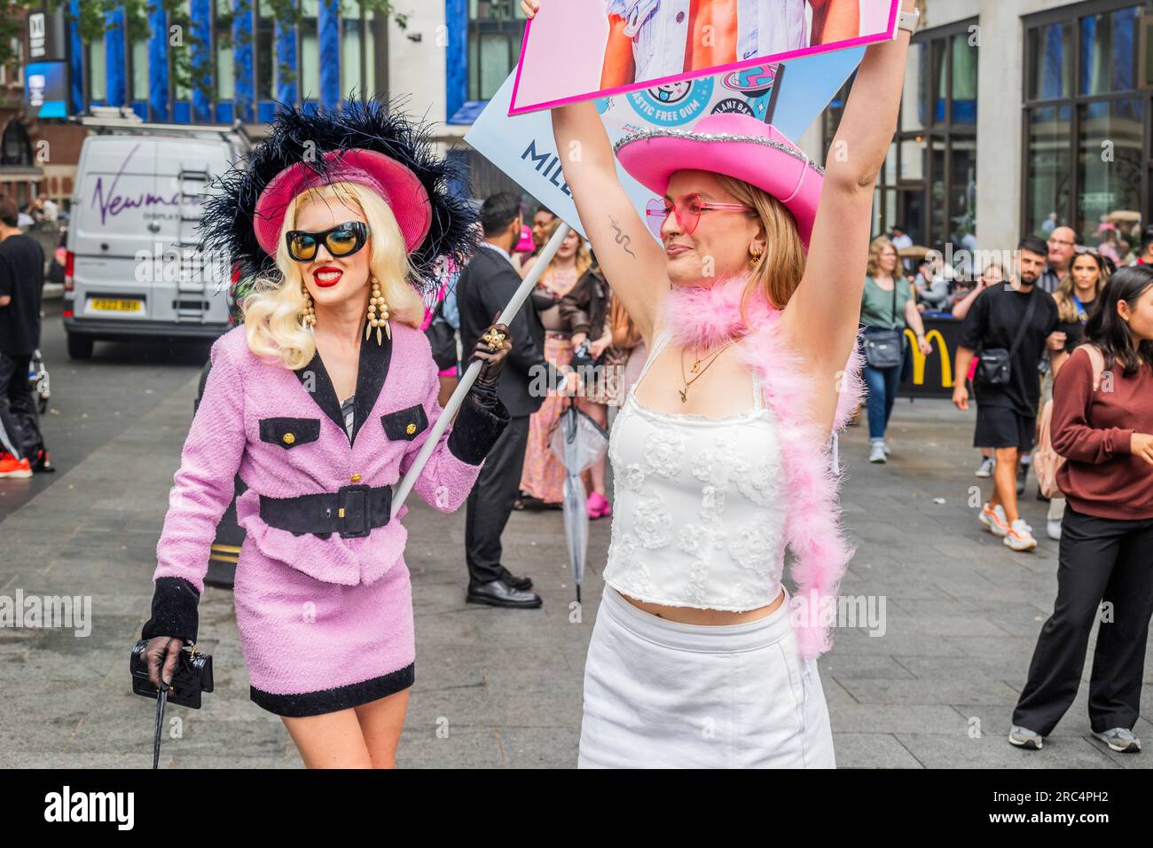 Londra, Regno Unito. 12 luglio 2023. I fan, molti in abiti eleganti, sono in fila per il nuovo film di Barbie in Leicester Square. Crediti: Guy Bell/Alamy Live News Foto Stock