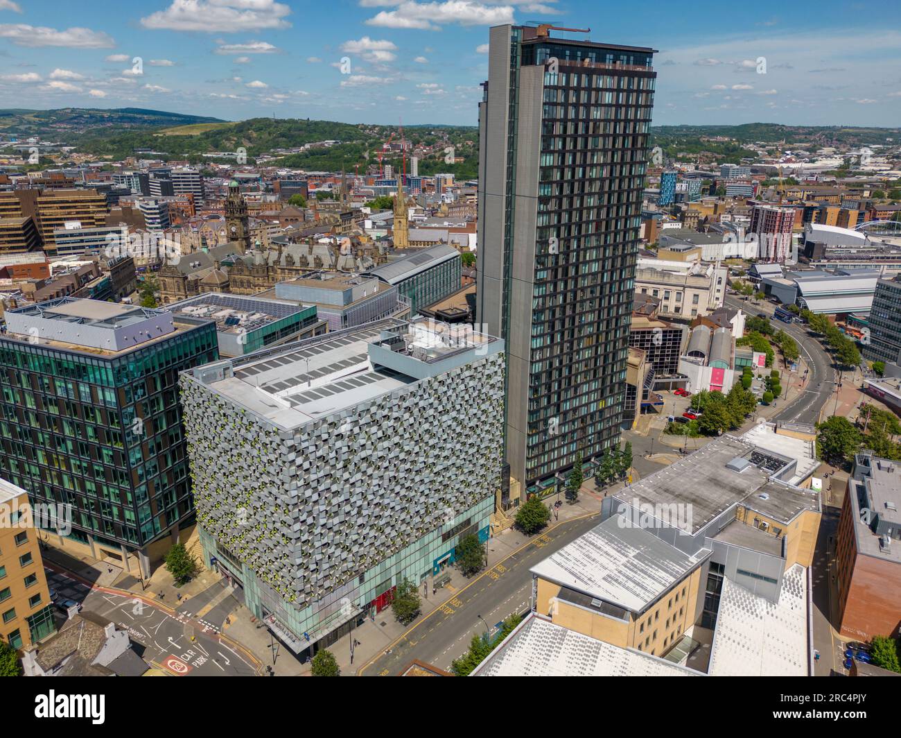 Foto aerea con drone del centro città di Sheffield, Inghilterra. Ci sono molti edifici per uffici e un grande grattacielo nello skyline di questa area urbana. Foto Stock