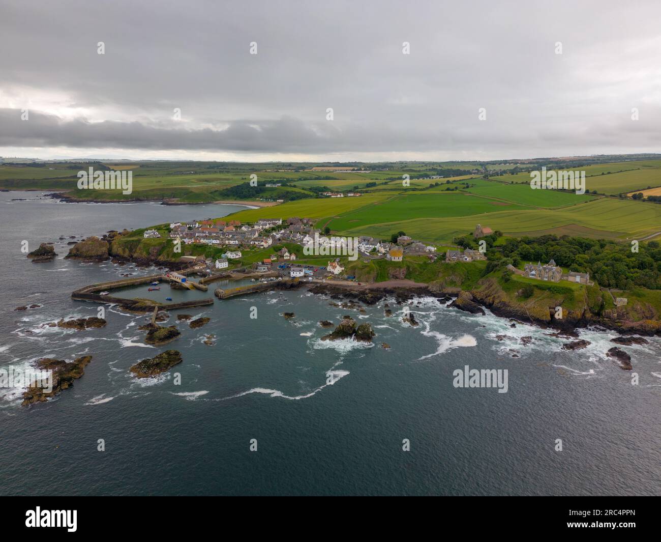 Foto aerea con drone di St Abbs a Berwickshiree, Scozia. St Abbs è un piccolo villaggio costiero con un porto. Foto Stock