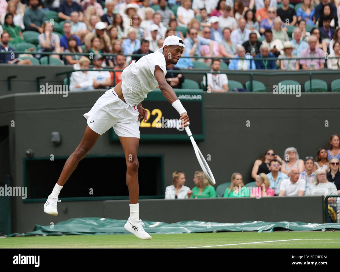 Londra, Regno Unito. 12 luglio 2023. L'americano Christopher Eubanks serve nel suo incontro dei quarti di finale contro il russo Daniil Medvedev ai campionati di Wimbledon 2023 a Londra mercoledì 12 luglio 2023. Foto di Hugo Philpott/UPI credito: UPI/Alamy Live News Foto Stock