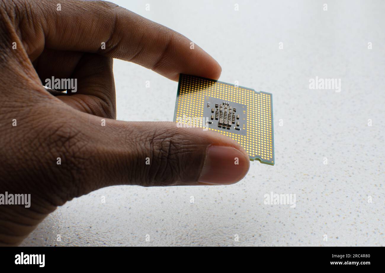 Il futuro nelle tue mani: Primo piano di un processore per computer, che incarna il concetto di tecnologia all'avanguardia. Foto Stock