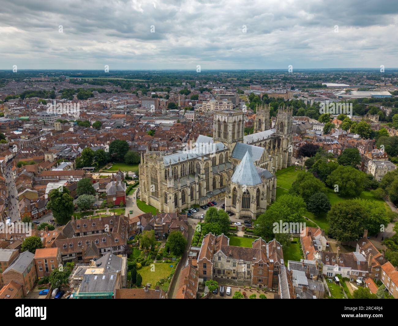 Foto aerea con drone della cattedrale di York, un'enorme cattedrale di York in Inghilterra Foto Stock