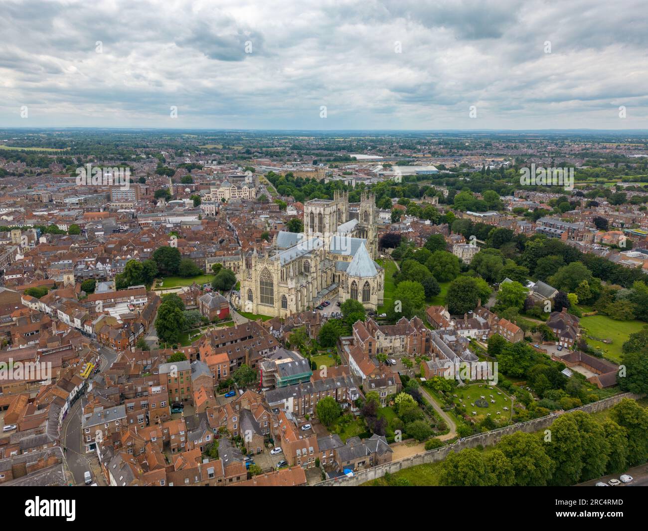 Foto aerea con drone della cattedrale di York, un'enorme cattedrale di York in Inghilterra Foto Stock