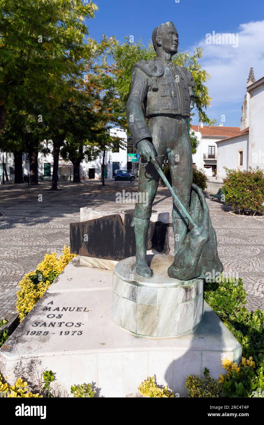 Europa, Portogallo, regione dell'Alentejo, Golega, Statua (Estátua de) Manuel dos Santos (celebre combattente di tori) Foto Stock