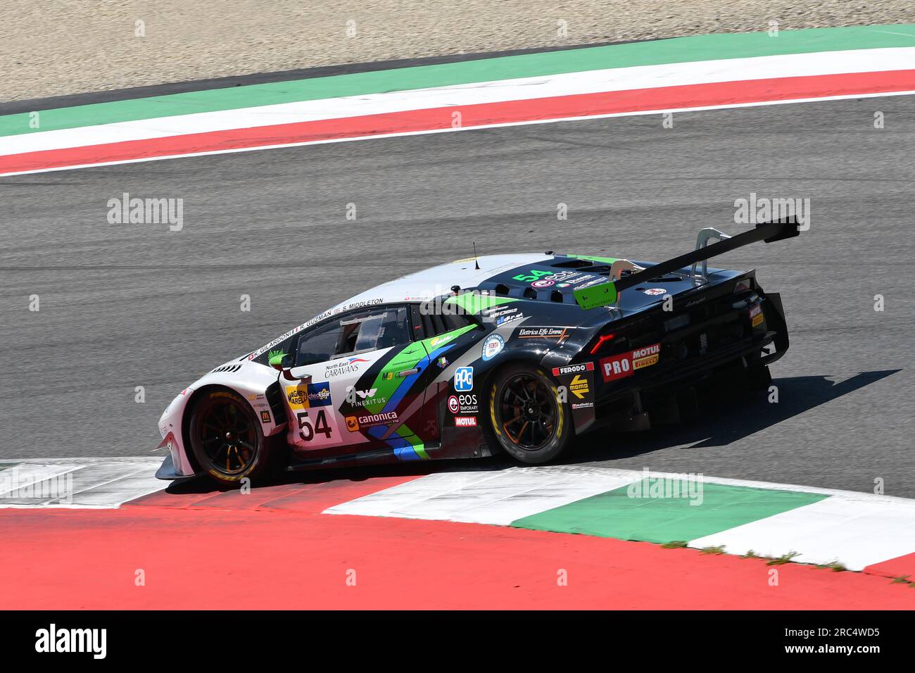 Scarperia, 7 luglio 2023: Lamborghini Huracan GT3 del Team IMPERIALE Sport Car Service guidato da Gilardoni Kevin e Middleton Stuart in azione durante pra Foto Stock