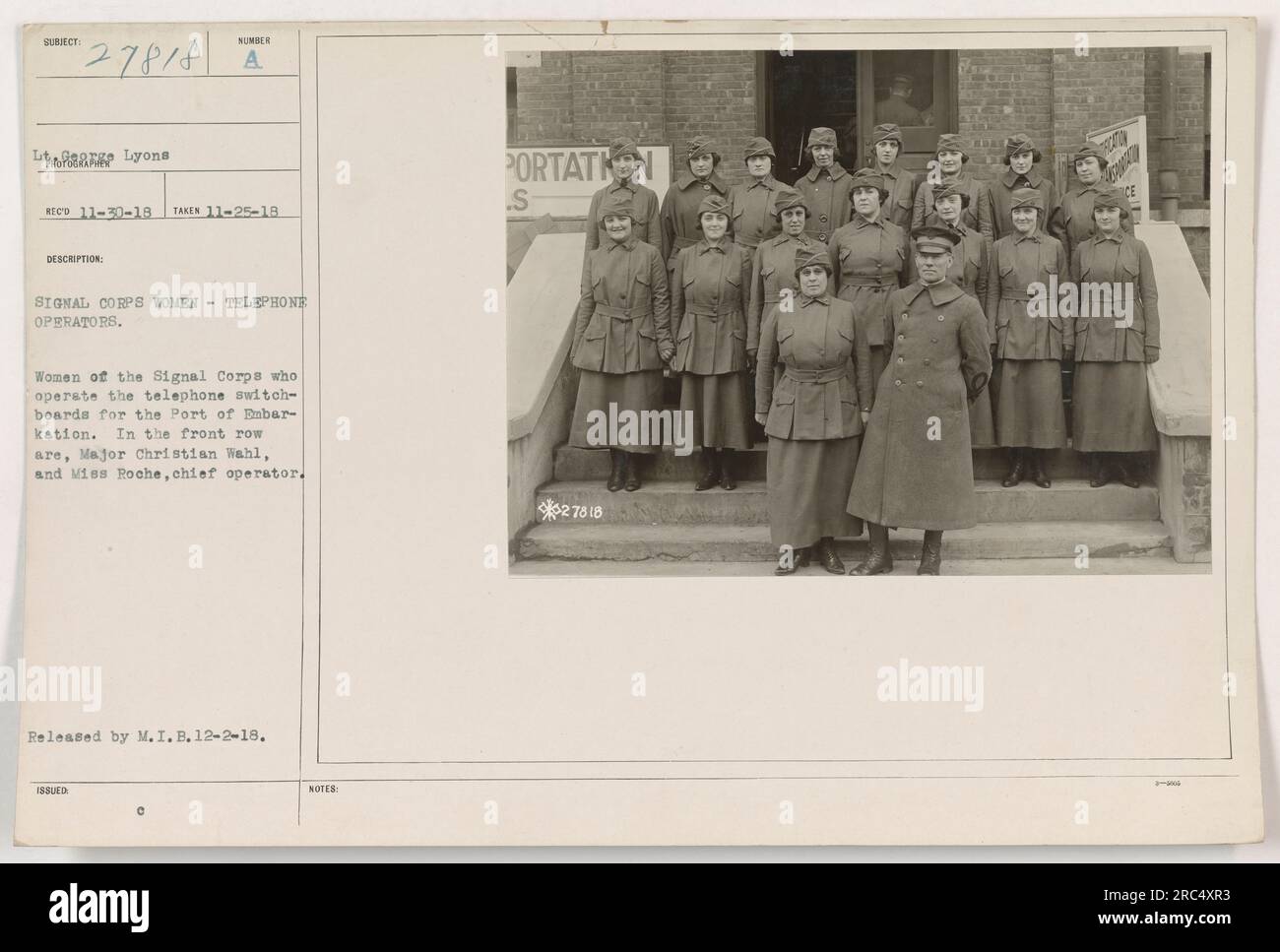 Le donne del Signal Corps che svolgono i loro compiti al porto d'imbarco durante la prima guerra mondiale. Il maggiore Christian Wahl e la signorina Roche, capo operatore, sono visti in prima fila. Questa foto è stata scattata il 25 novembre 1918 e pubblicata da M.I.B. Foto Stock