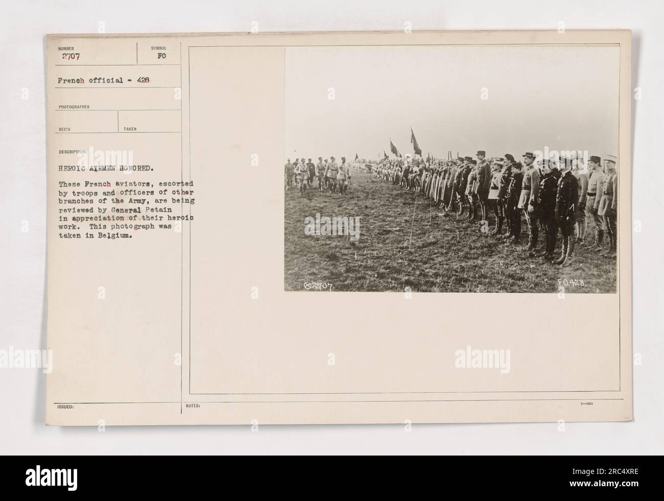 Gli aviatori francesi sono stati onorati dal generale Petain in segno di apprezzamento per il loro lavoro eroico. Gli aviatori vengono rivisti in Belgio, accompagnati da truppe e ufficiali di altri rami dell'esercito. (Fotografo: Undisclosure, fonte: 111-SC-2707, NOTE: F.0,428) Foto Stock