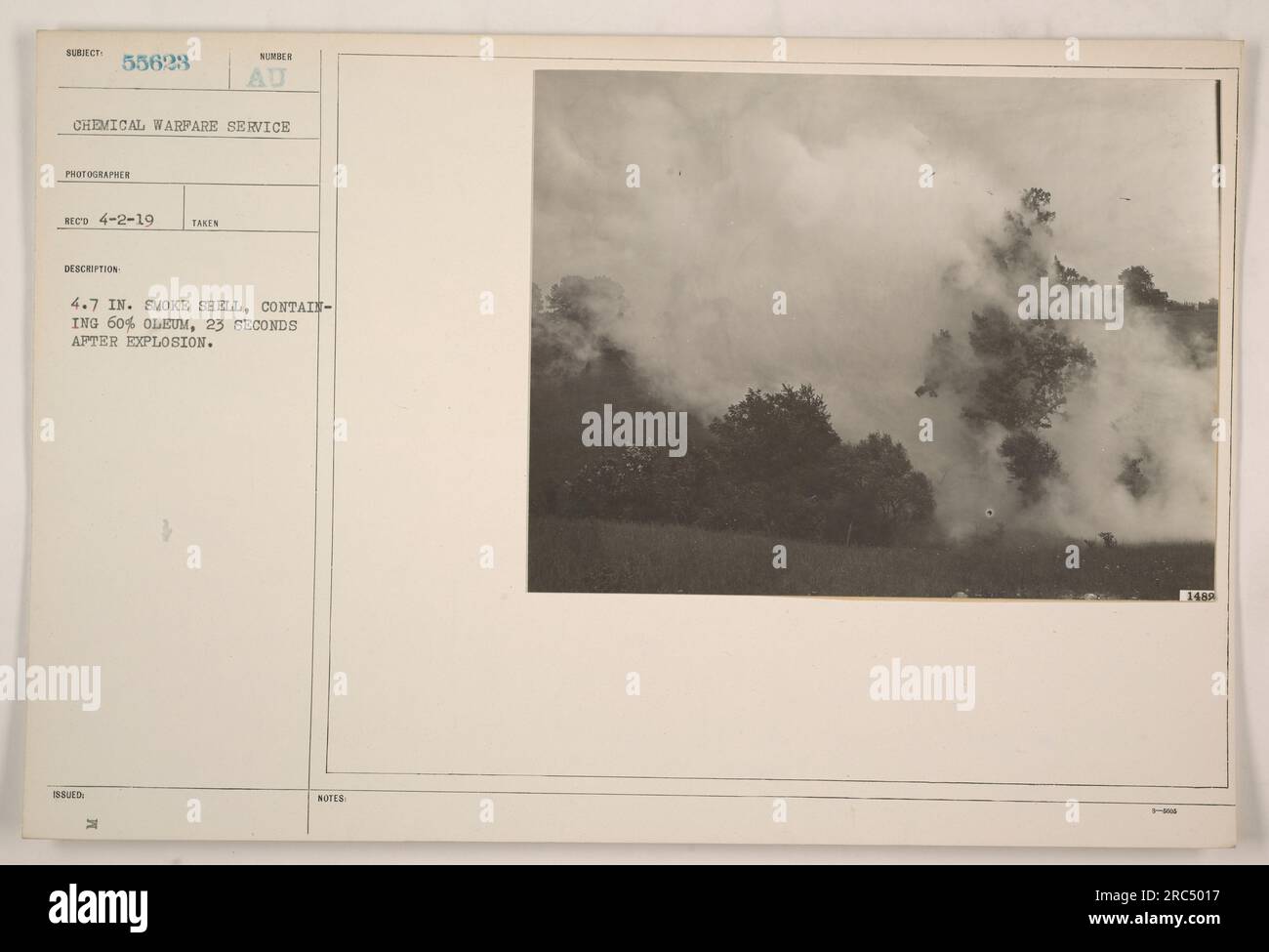 4,7 POLL. Guscio di fumo, contenente il 60% di oleum, esplode 23 secondi dopo la detonazione. Questa foto è stata scattata il 2 aprile 1919 da un fotografo del Chemical Warfare Service. La descrizione e il numero del soggetto sono intitolati 55623. Le note aggiuntive indicano il numero di emissione come 06 e il numero di foto come 1489. Foto Stock