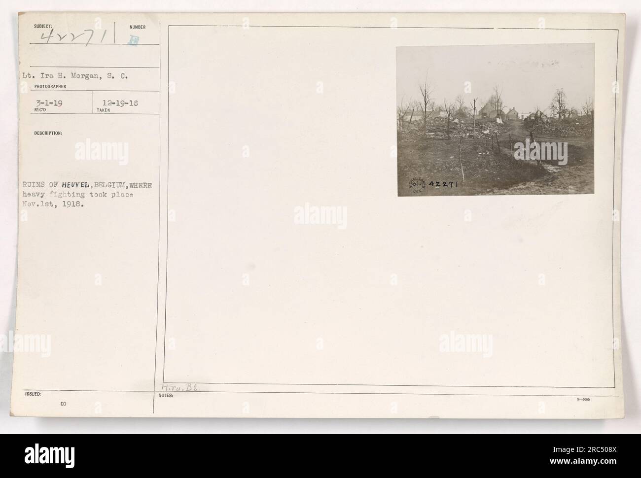 Il tenente Ira H. Morgan, S.C. ha fotografato le rovine di Heuvel, in Belgio, il 1° novembre 1918. L'immagine, numerata 111-SC-42271, cattura le conseguenze dei pesanti combattimenti che si sono verificati nella zona. Questa fotografia è stata scattata il 1 marzo 1919 e successivamente pubblicata il 12 dicembre 1918. Foto Stock