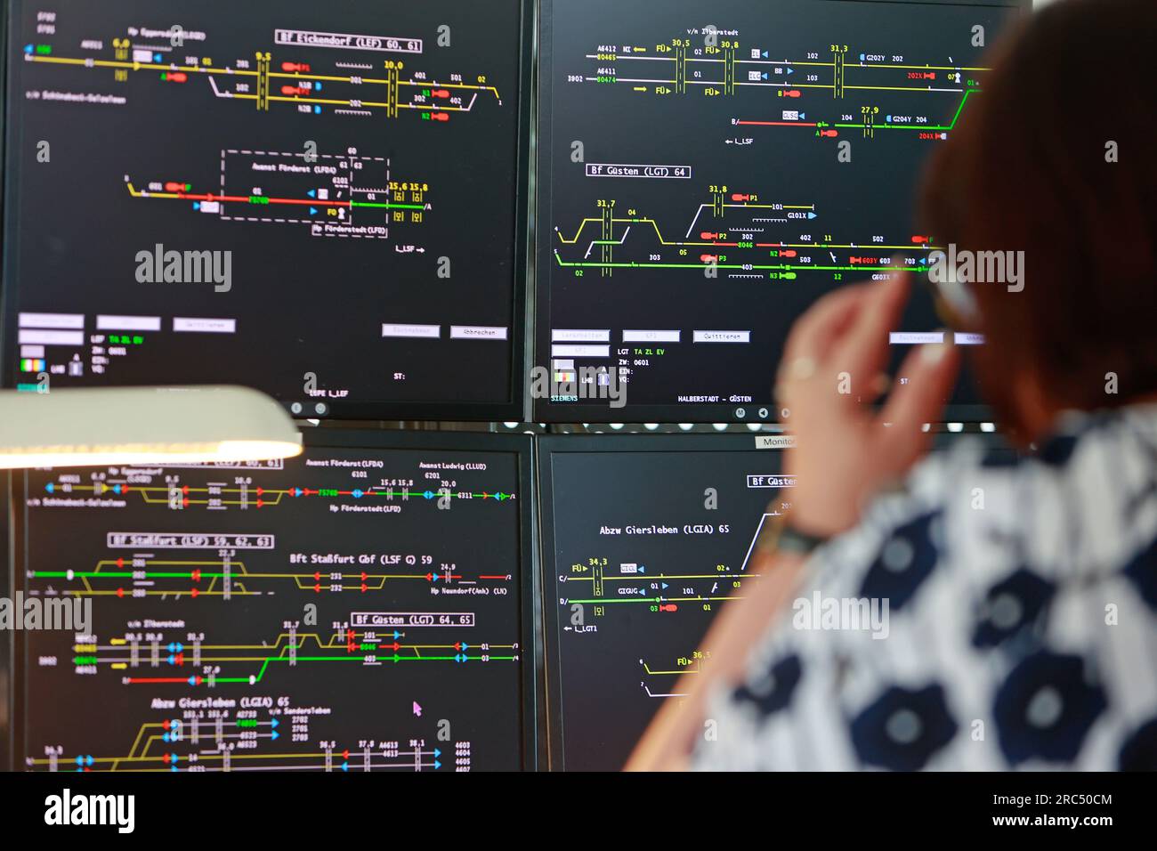 Halberstadt, Germania. 12 luglio 2023. Vista dei monitor con interblocco di un interblocco elettronico a Halberstadt. Il ministro delle infrastrutture Lydia Hüskens (FDP) viene a conoscenza del funzionamento di un interblocco meccanico a Thale e poi di un interblocco elettronico a Halberstadt. Inoltre, vi è stata una visione del lavoro dei dispatcher e una spiegazione della situazione attuale a causa della carenza di personale interconnesso in Sassonia-Anhalt. Crediti: Matthias Bein/dpa/Alamy Live News Foto Stock