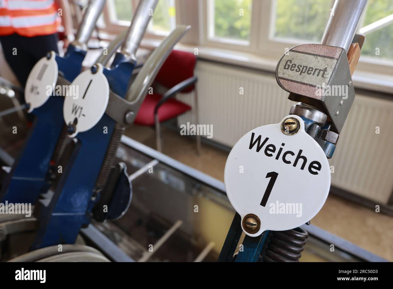 Thale, Germania. 12 luglio 2023. Vista della leva di commutazione di un interblocco meccanico in Thale. Il ministro delle infrastrutture Lydia Hüskens (FDP) viene a conoscenza del funzionamento di un interblocco meccanico a Thale e poi di un interblocco elettronico a Halberstadt. Inoltre, vi è stata una visione del lavoro dei dispatcher e una spiegazione della situazione attuale a causa della carenza di personale interconnesso in Sassonia-Anhalt. Crediti: Matthias Bein/dpa/Alamy Live News Foto Stock