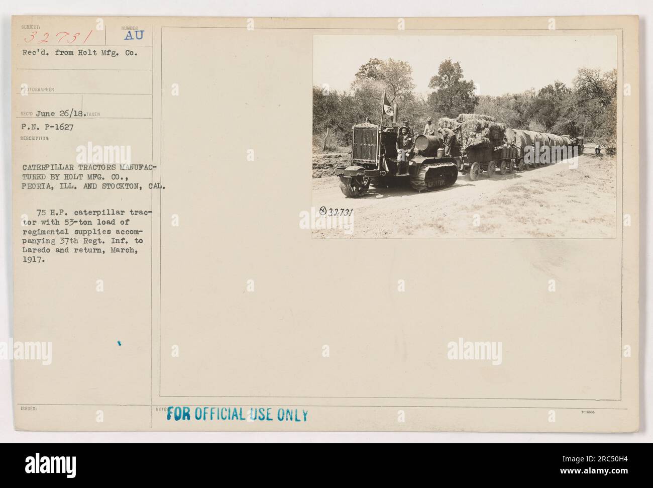 I trattori Sumber Au Caterpillar prodotti da Holt Mfg. Co. Accompagnano il 37° Regt. INF. A Laredo e ritorno, marzo 1917. La foto mostra un trattore caterpillar BUD 75 H.P. che trasporta un carico di 53 tonnellate di materiali di consumo. Questa è una foto usata per scopi ufficiali, ricevuta da Holt Mfg. Co. Il 26 giugno 1918. Foto Stock