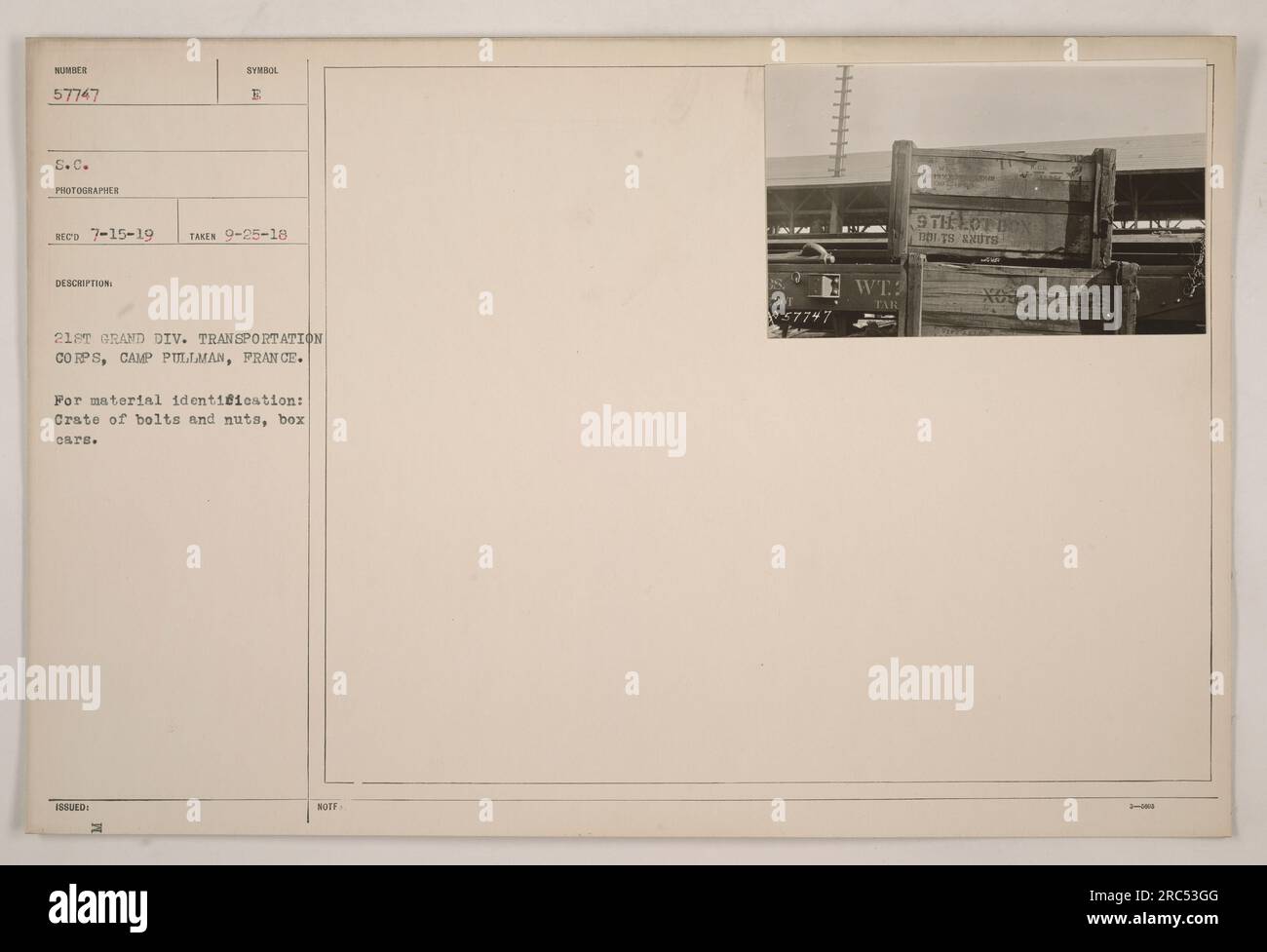 Cassa di bulloni e dadi vista a Camp Pullman, Francia, appartenente al 21° Gran Div. Corpo dei trasporti durante la prima guerra mondiale. Le carrozze che trasportano i materiali hanno il numero 57747 S.C.. Le informazioni sulla foto indicano che è stata ricevuta il 15 luglio 1919, e la foto è stata scattata il 25 settembre 1918. Foto Stock