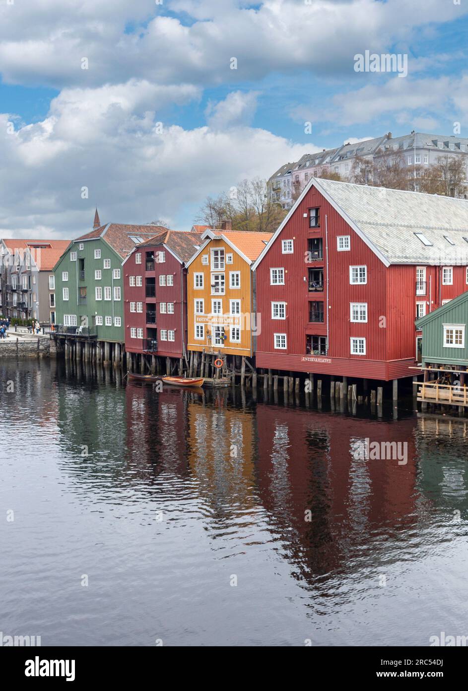 Colorati magazzini del XVII secolo sul fiume Nidelva dal Ponte della città Vecchia (Gamle bybro), dal centro città, Trondheim, dalla contea di Trøndelag, Norvegia Foto Stock