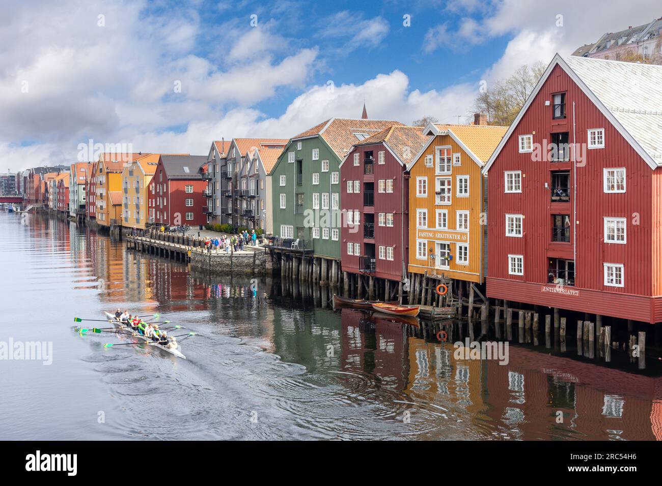 Colorati magazzini del XVII secolo sul fiume Nidelva dal Ponte della città Vecchia (Gamle bybro), dal centro città, Trondheim, dalla contea di Trøndelag, Norvegia Foto Stock