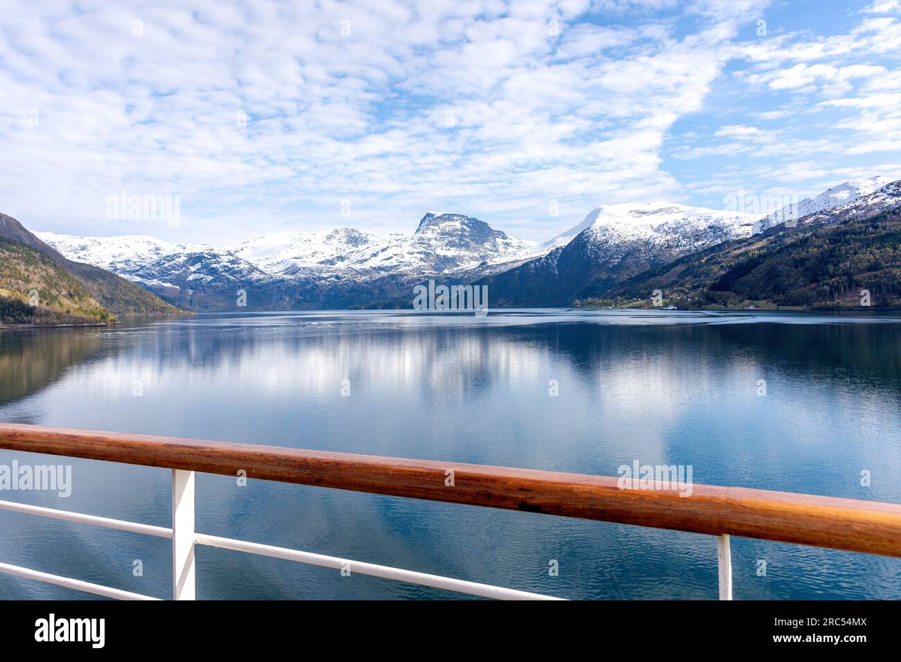 Paesaggio montano nel Romsdalsfjord dalla nave da crociera, Åndalsnes, Møre og Romsdal, Norvegia Foto Stock
