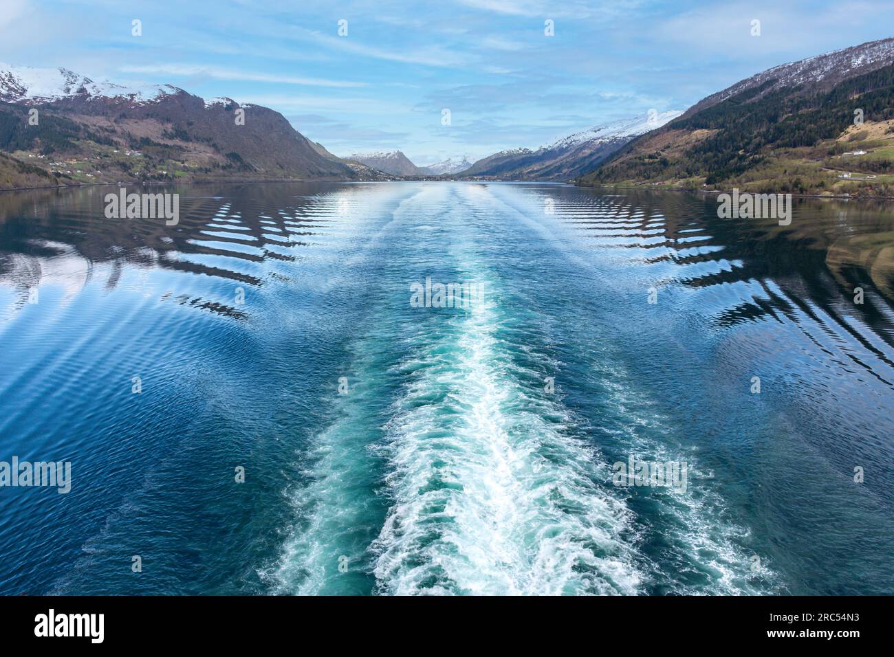 Paesaggio montano nel Romsdalsfjord dalla nave da crociera, Åndalsnes, Møre og Romsdal, Norvegia Foto Stock