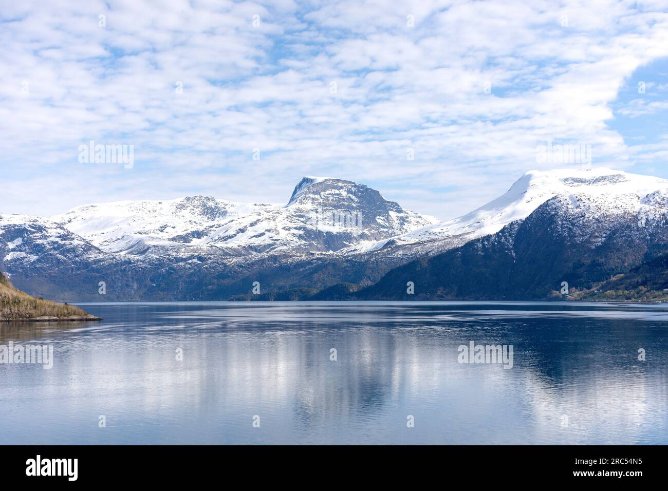 Paesaggio montano nel Romsdalsfjord dalla nave da crociera, Åndalsnes, Møre og Romsdal, Norvegia Foto Stock