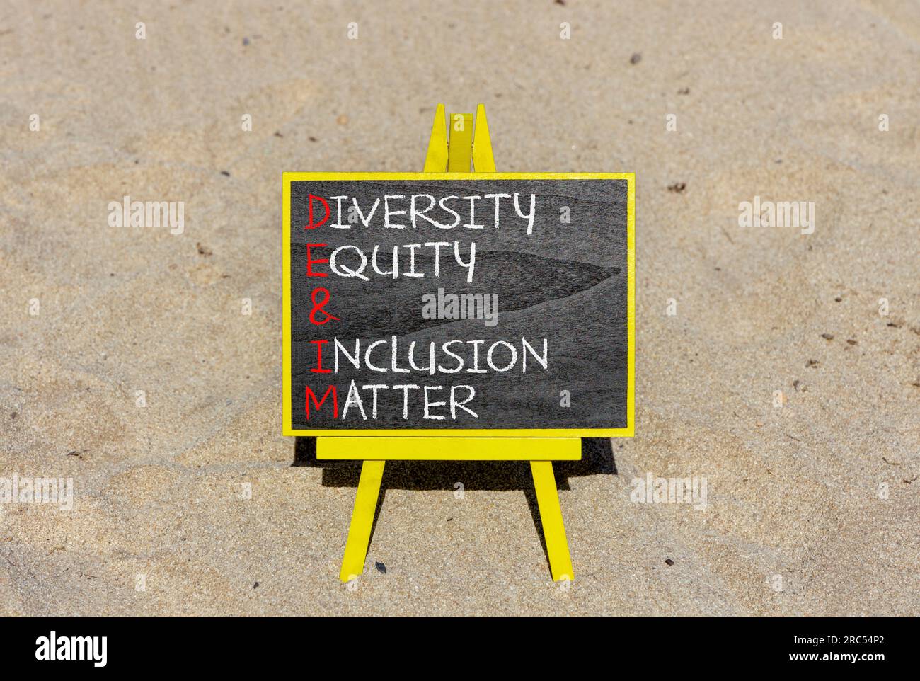 DEI Diversity Equity Inclusion Matter symbol. Le parole concettuali DEI Diversity Equity and Inclusion Matter on Blackboard. Splendido sfondo di sabbia. Busine Foto Stock