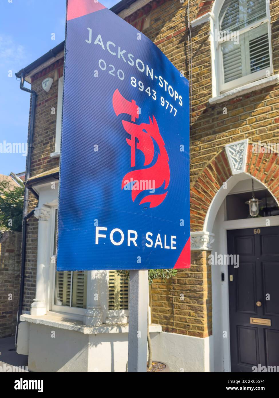 Cartello casa in vendita, Windsor Road, Teddington, London Borough of Richmond upon Thames, Greater London, England, Regno Unito Foto Stock