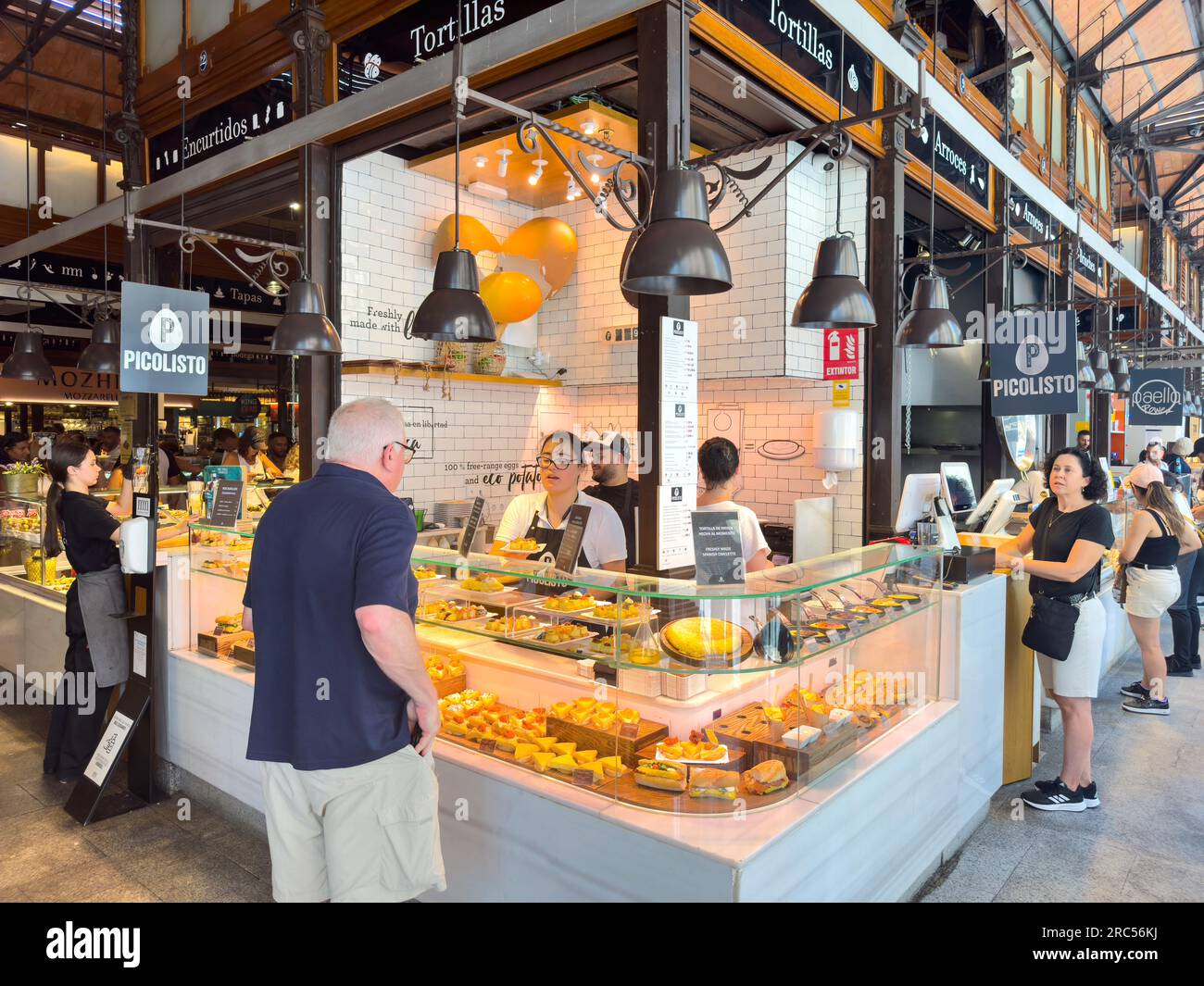 Banco tortilla de patata, Mercado de San Miguel (mercato alimentare), Plaza de San Miguel, Centro, Madrid, Regno di Spagna Foto Stock