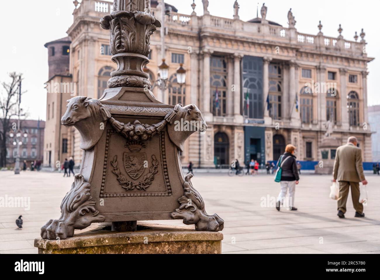 Piazza Castello è una piazza della città di Torino, in Italia. E' fiancheggiato da musei, teatri e caffetterie. Foto Stock