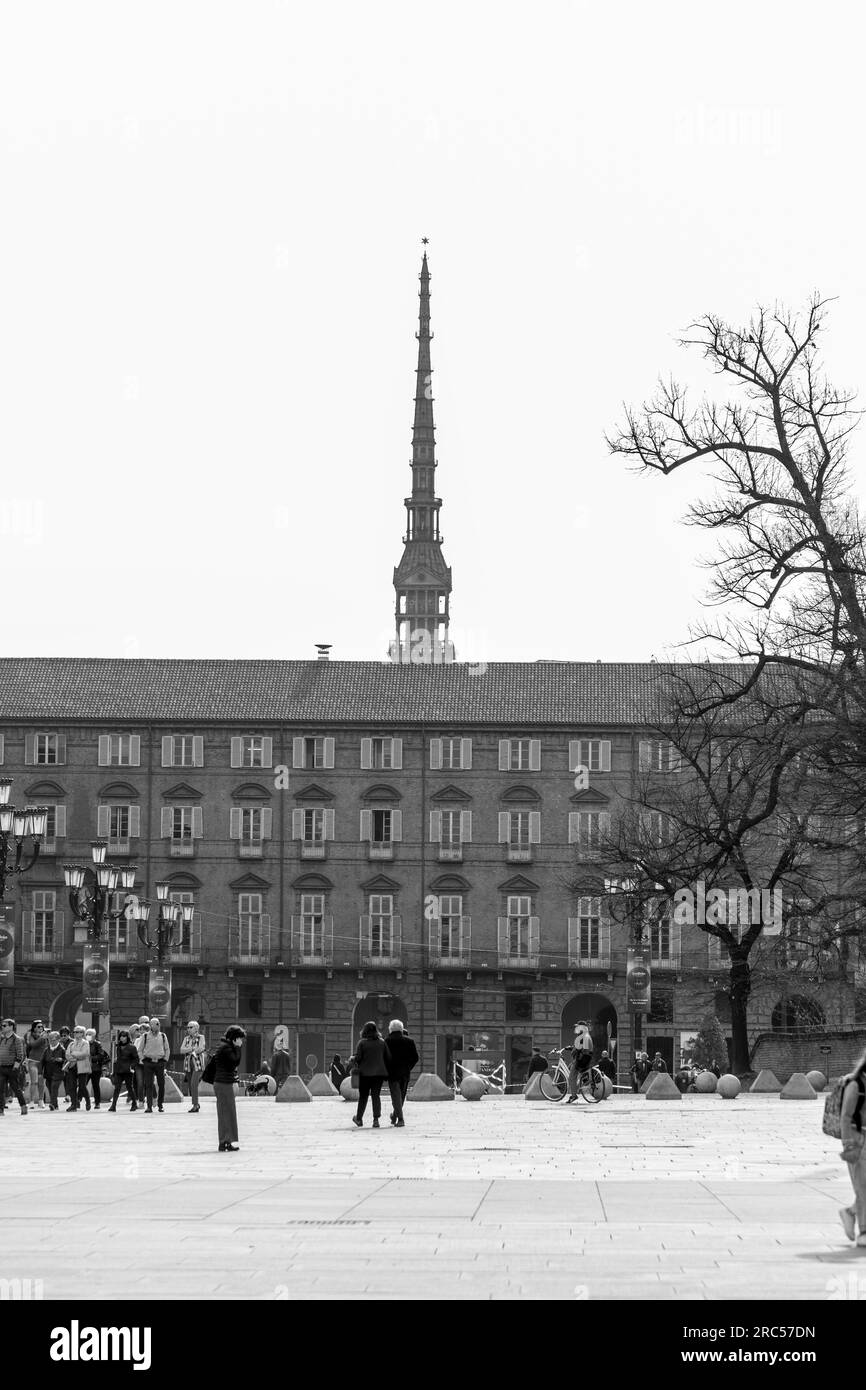 Torino, Italia - 27 marzo 2022: Piazza Castello è una piazza a Torino, Italia. E' fiancheggiato da musei, teatri e caffetterie. Foto Stock