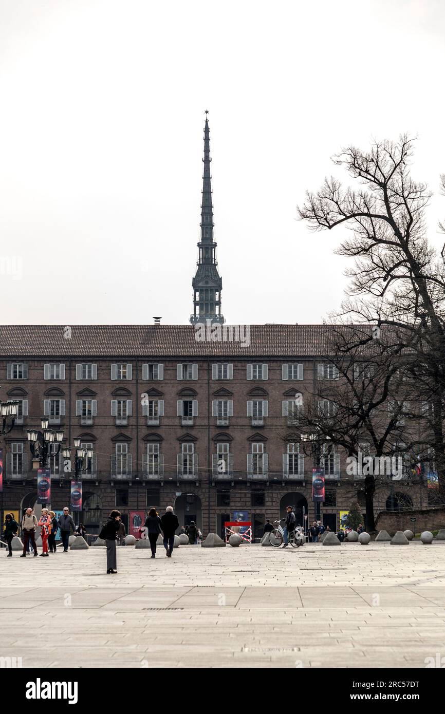 Torino, Italia - 27 marzo 2022: Piazza Castello è una piazza a Torino, Italia. E' fiancheggiato da musei, teatri e caffetterie. Foto Stock