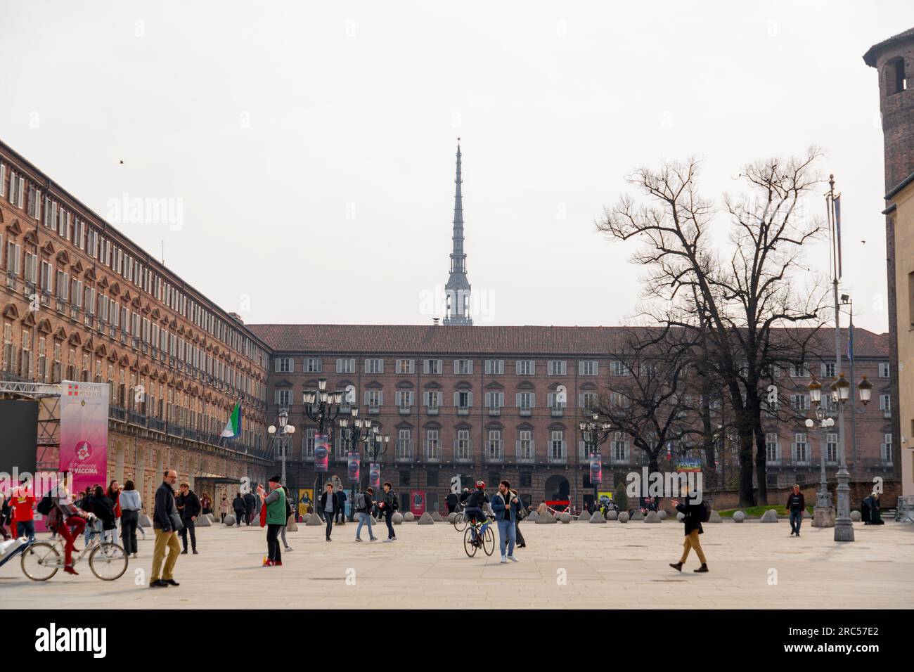 Torino, Italia - 27 marzo 2022: Piazza Castello è una piazza a Torino, Italia. E' fiancheggiato da musei, teatri e caffetterie. Foto Stock