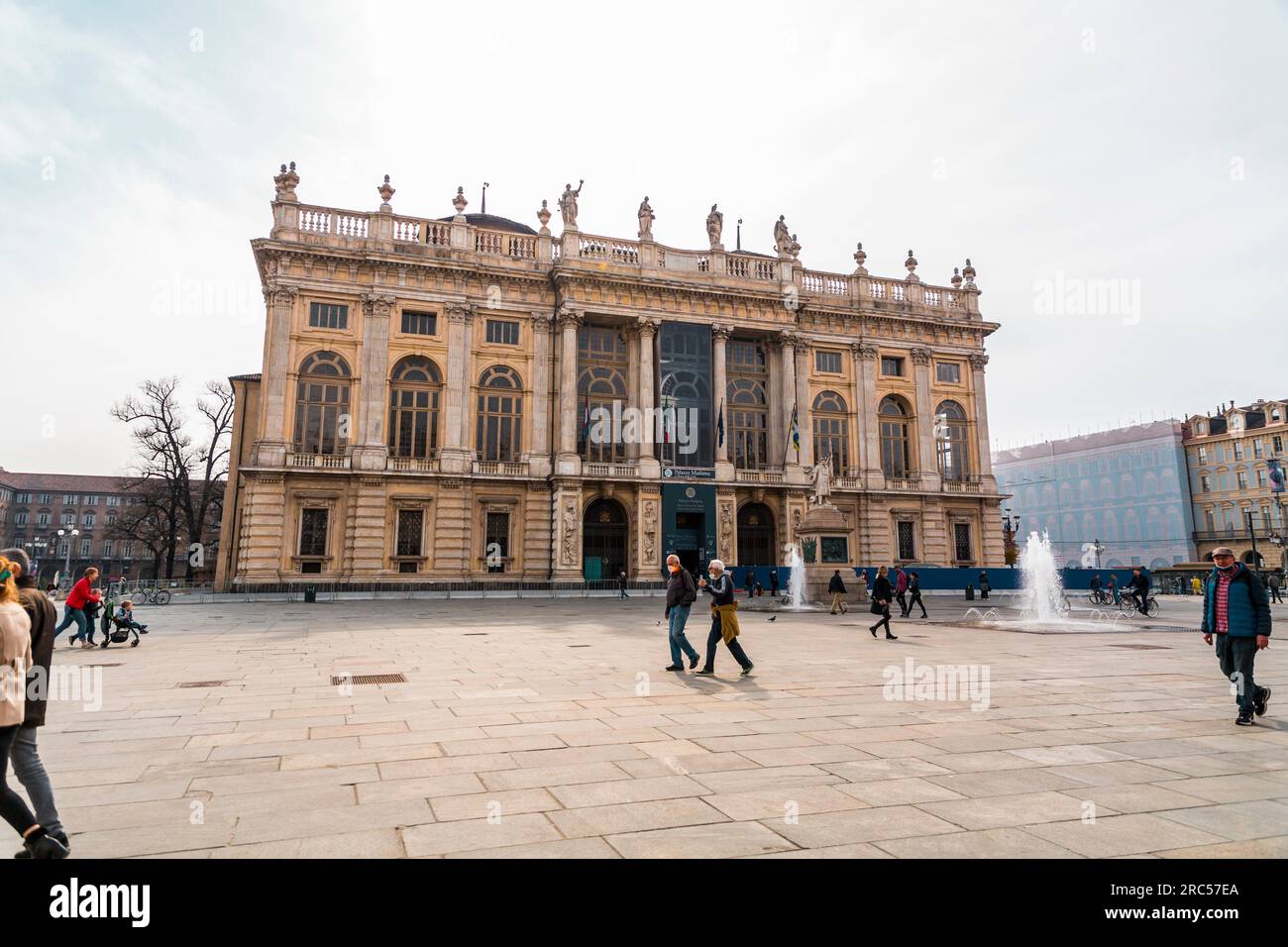 Torino, Italia - 27 marzo 2022: Piazza Castello è una piazza a Torino, Italia. E' fiancheggiato da musei, teatri e caffetterie. Foto Stock