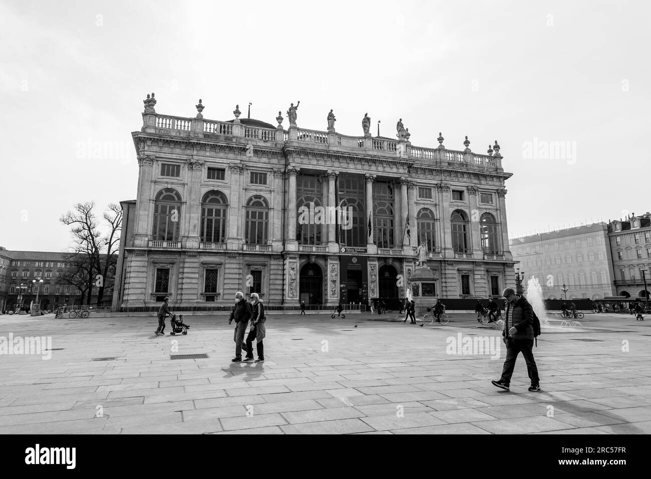 Torino, Italia - 27 marzo 2022: Piazza Castello è una piazza a Torino, Italia. E' fiancheggiato da musei, teatri e caffetterie. Foto Stock