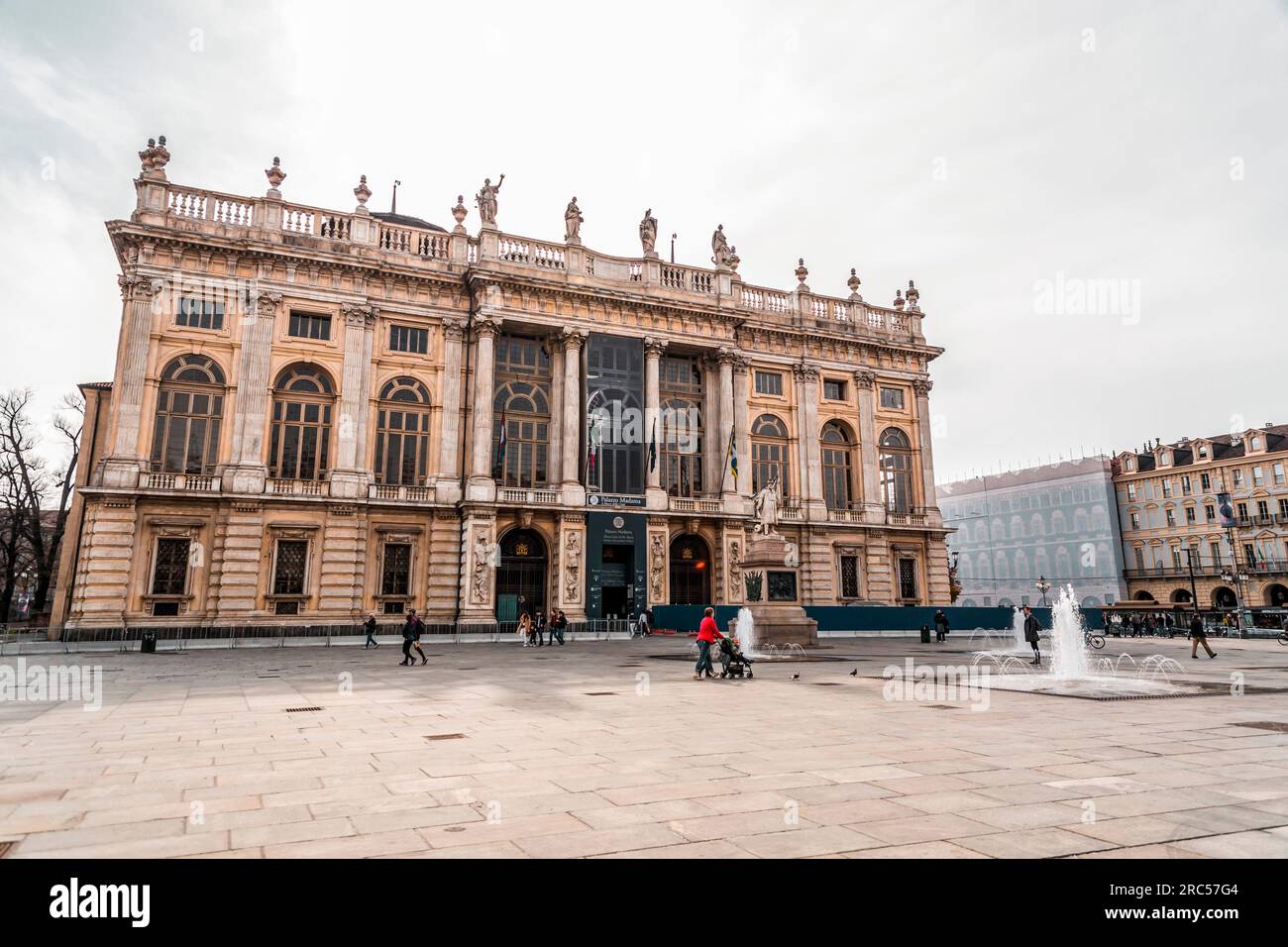 Torino, Italia - 27 marzo 2022: Piazza Castello è una piazza a Torino, Italia. E' fiancheggiato da musei, teatri e caffetterie. Foto Stock