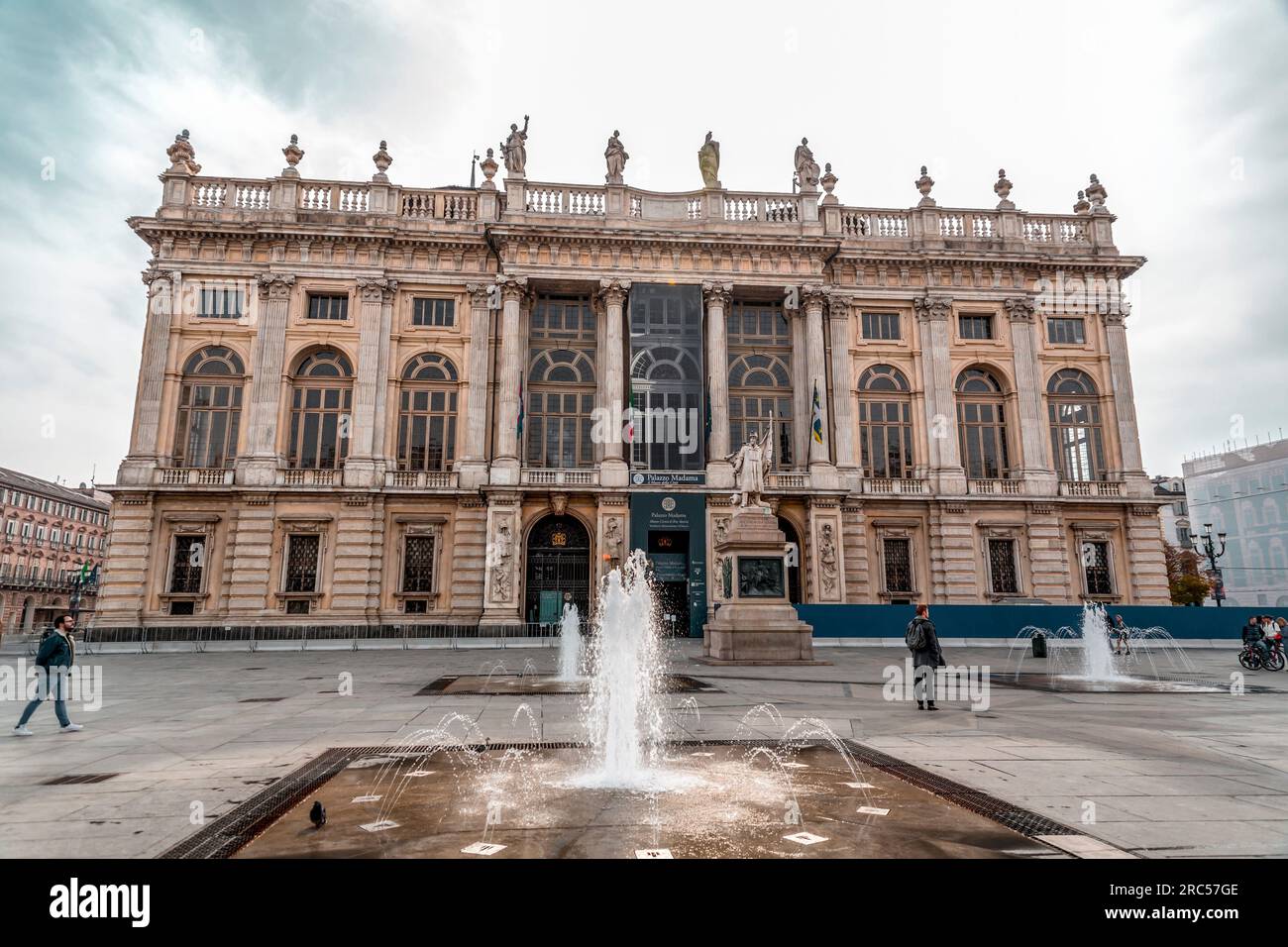 Torino, Italia - 27 marzo 2022: Piazza Castello è una piazza a Torino, Italia. E' fiancheggiato da musei, teatri e caffetterie. Foto Stock