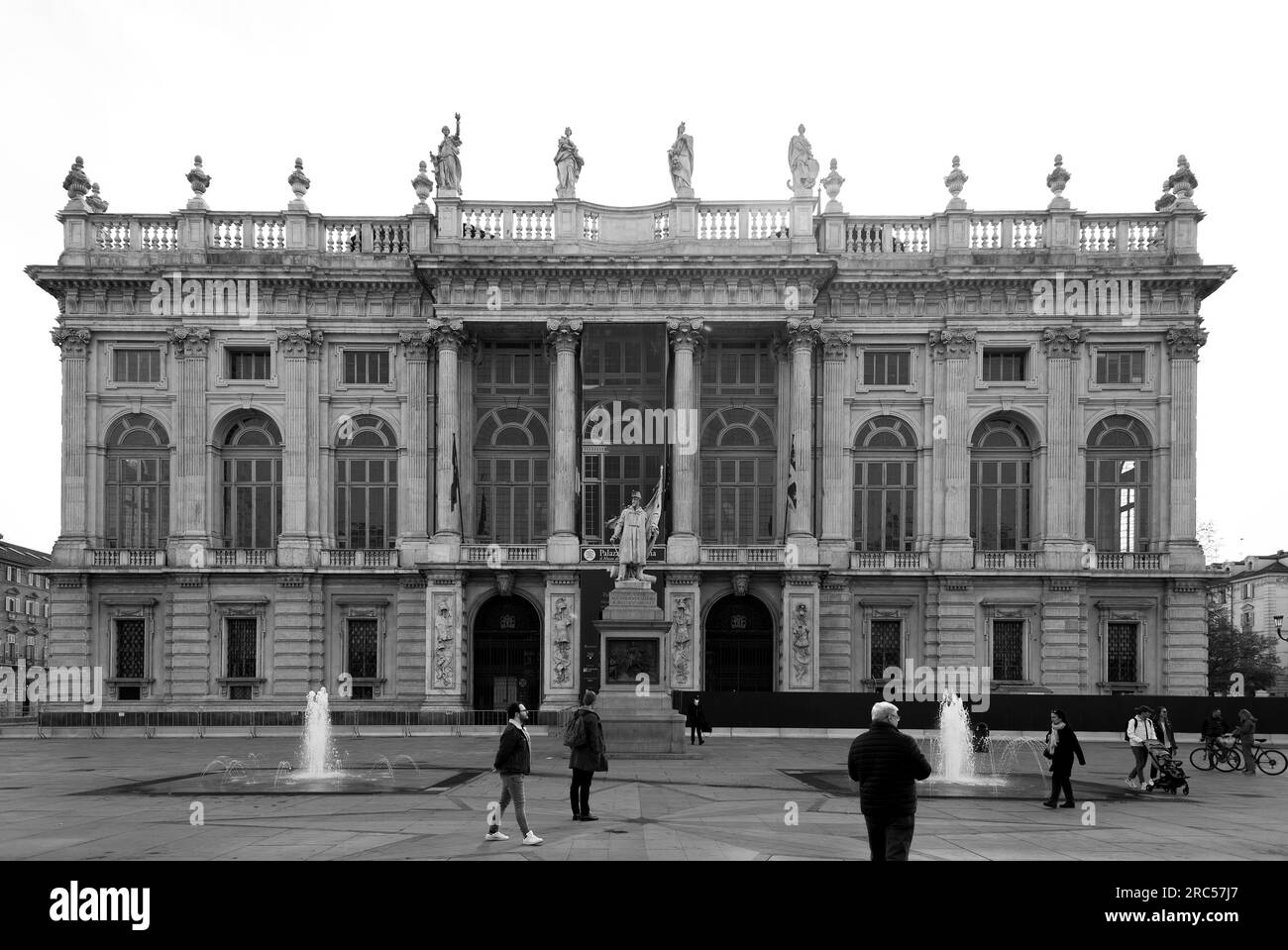 Torino, Italia - 27 marzo 2022: Piazza Castello è una piazza a Torino, Italia. E' fiancheggiato da musei, teatri e caffetterie. Foto Stock