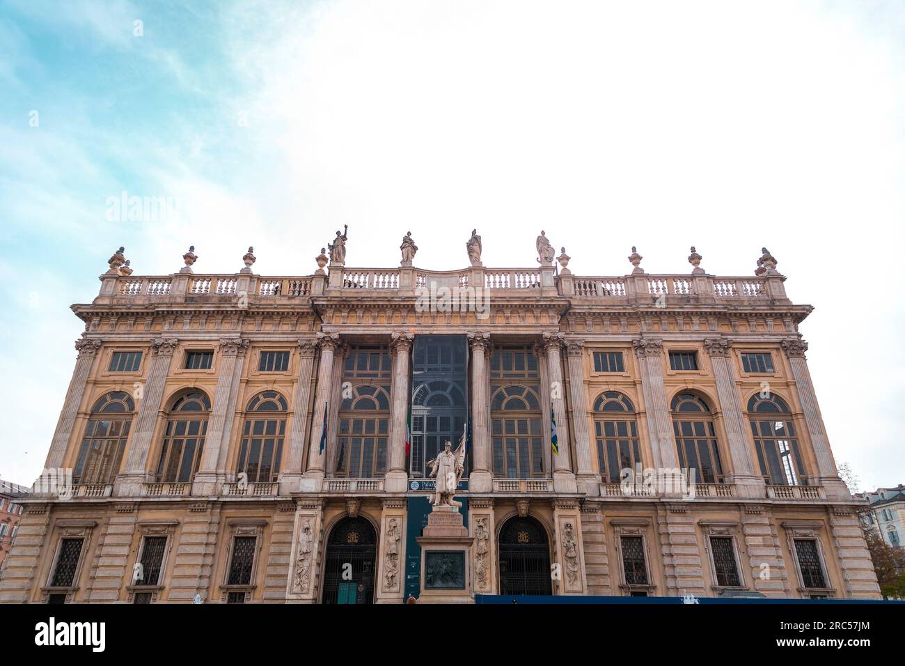 Torino, Italia - 27 marzo 2022: Piazza Castello è una piazza a Torino, Italia. E' fiancheggiato da musei, teatri e caffetterie. Foto Stock