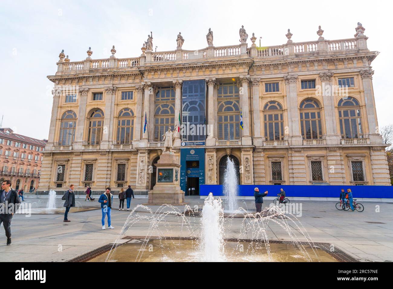 Torino, Italia - 27 marzo 2022: Piazza Castello è una piazza a Torino, Italia. E' fiancheggiato da musei, teatri e caffetterie. Foto Stock