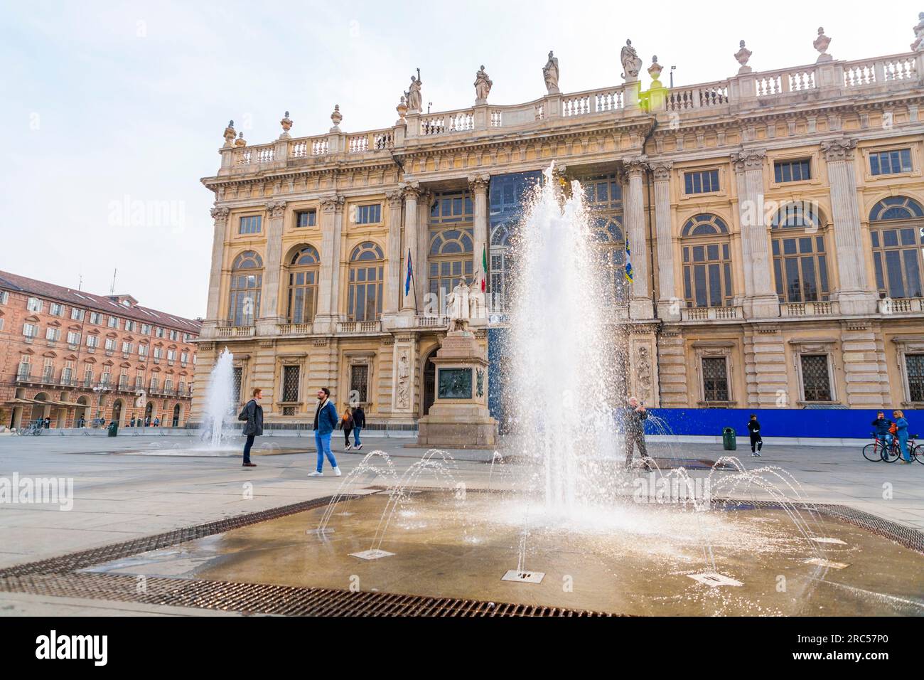 Torino, Italia - 27 marzo 2022: Piazza Castello è una piazza a Torino, Italia. E' fiancheggiato da musei, teatri e caffetterie. Foto Stock