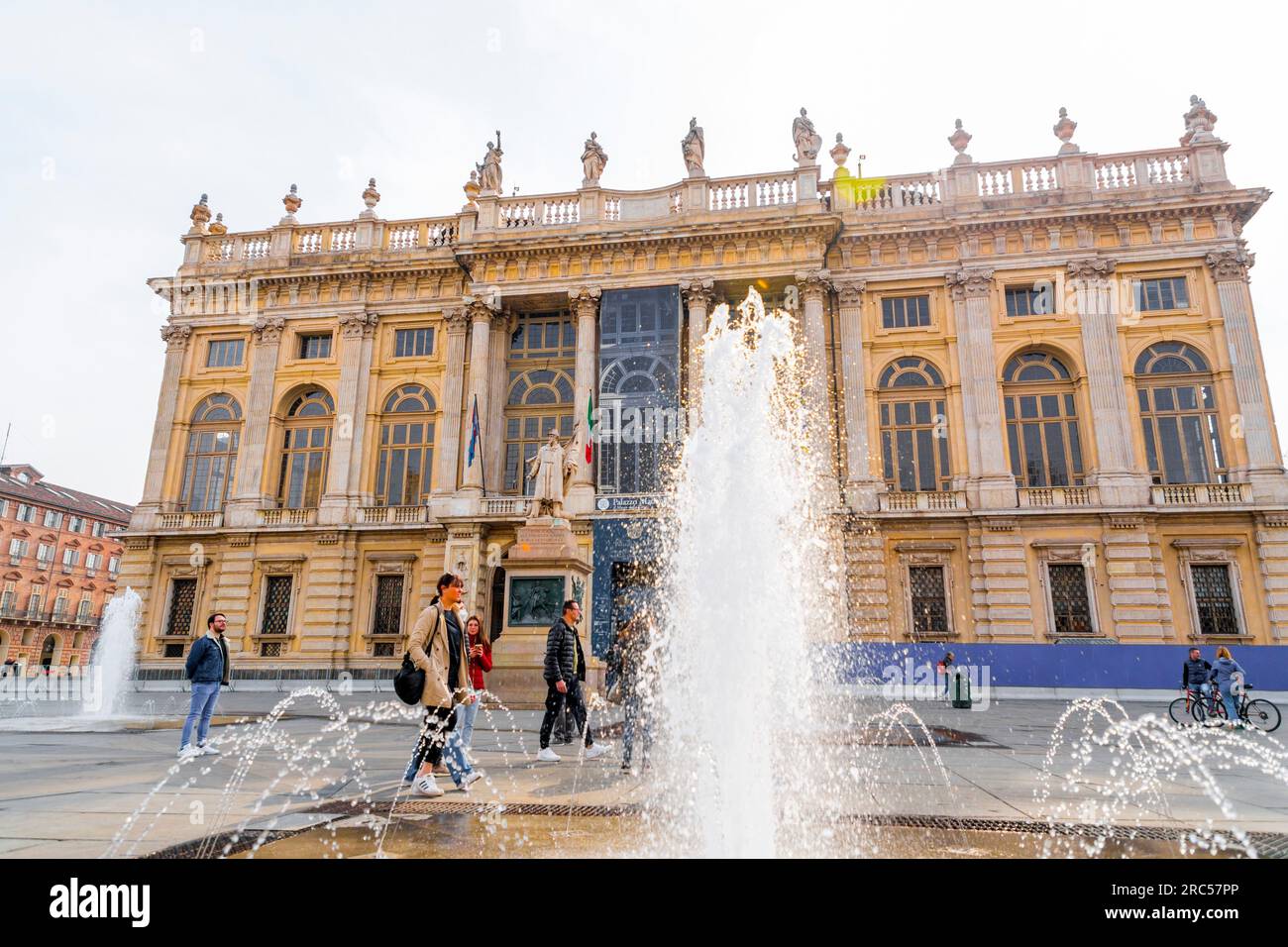 Torino, Italia - 27 marzo 2022: Piazza Castello è una piazza a Torino, Italia. E' fiancheggiato da musei, teatri e caffetterie. Foto Stock