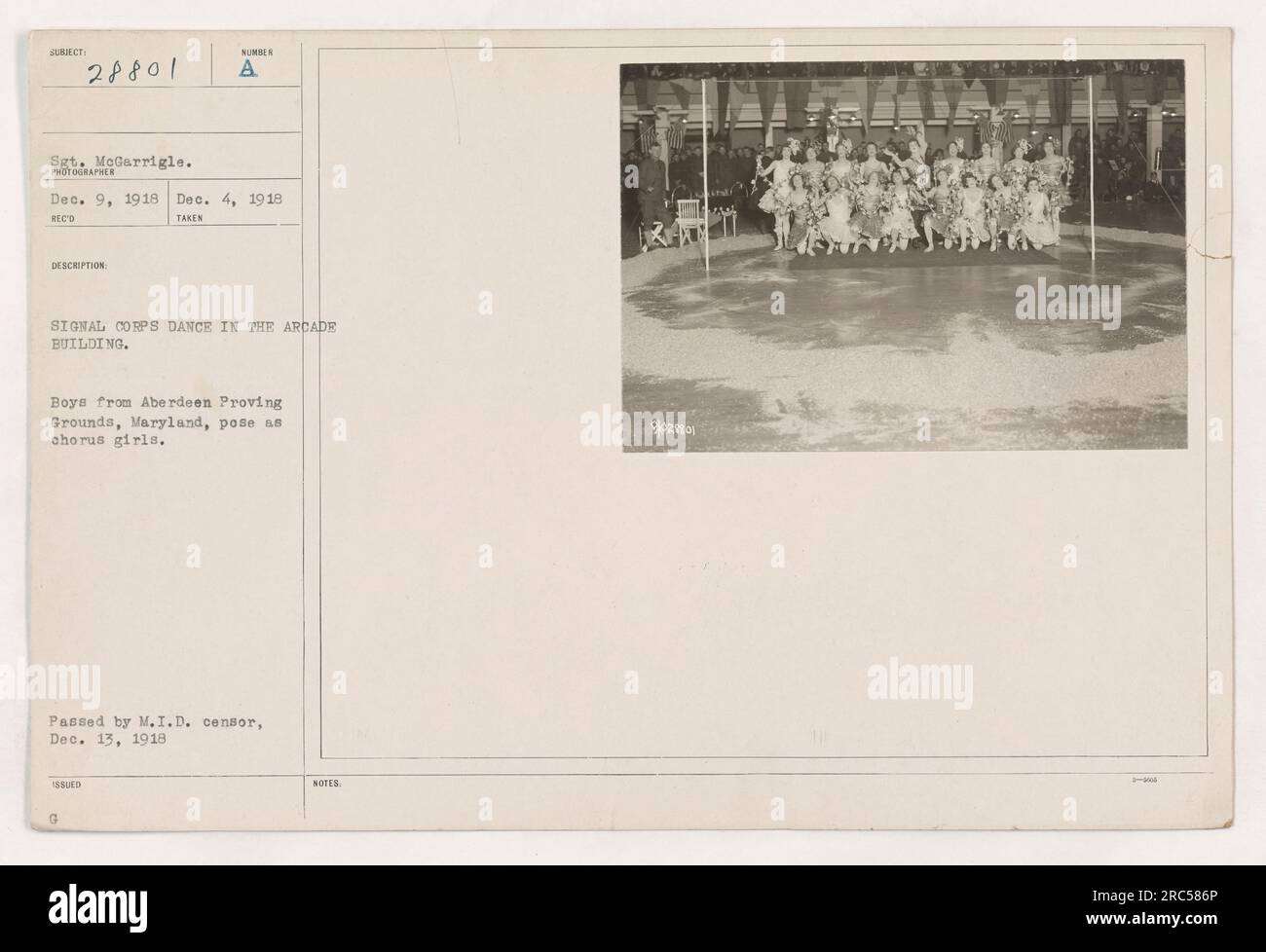 Sergente Medarrigle in posa con altri soldati di Aberdeen Proving Grounds, Maryland, vestita da chorus Girls per una danza di corpo di segnale nell'Arcade Building. Foto scattata il 4 dicembre 1918. Approvato dal M.I.D. censor il 13 dicembre 1918. [111-SC-28801, fotografo 28801] [1] [2] [3] Foto Stock