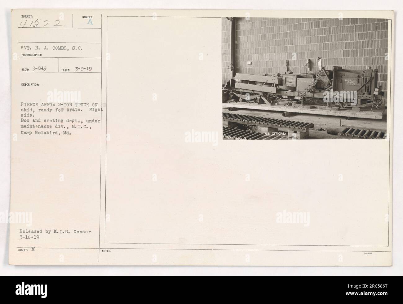 'Privato N.A. Combs, un fotografo ufficiale, ha catturato questa immagine il 3 marzo 1919 a Camp Holabird, Maryland. La fotografia mostra un camion Pierce Arrow 2-Ton su un pattino, preparato per il calcestruzzo. Questo camion appartiene alla divisione manutenzione del Motor Transport Corps a Camp Holabird." Foto Stock