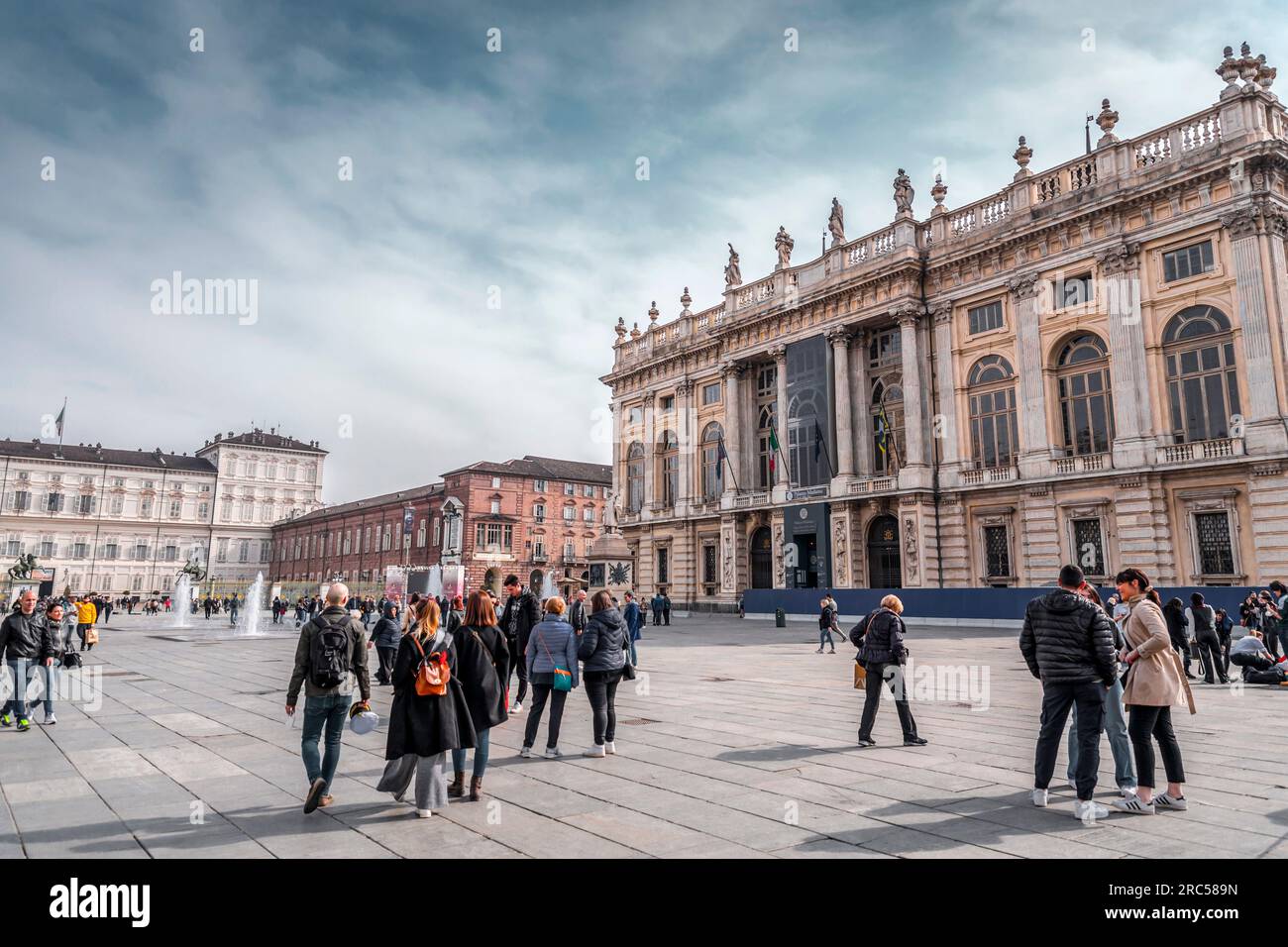 Torino, Italia - 27 marzo 2022: Piazza Castello è una piazza a Torino, Italia. E' fiancheggiato da musei, teatri e caffetterie. Foto Stock