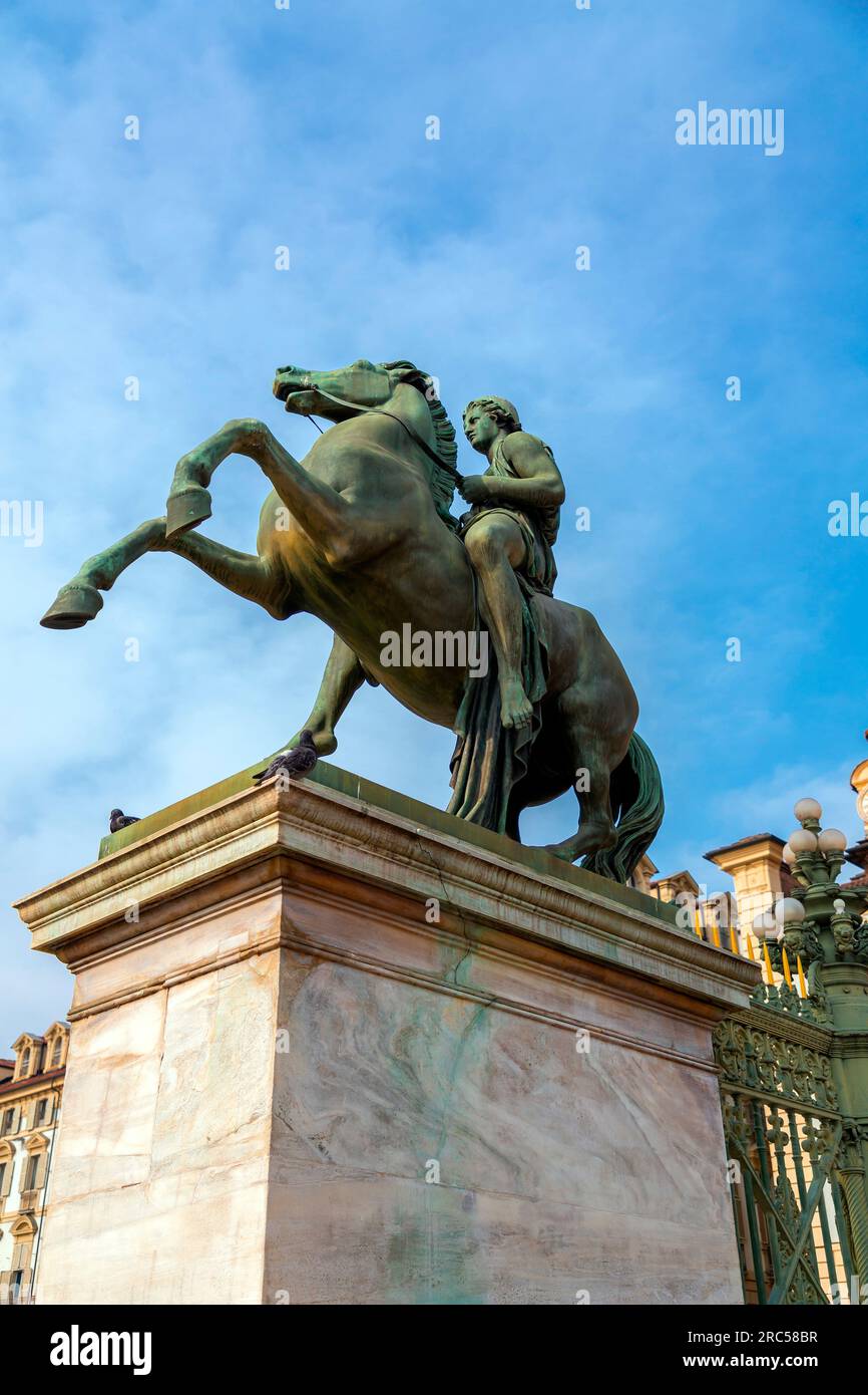 Piazza Castello è una piazza della città di Torino, in Italia. E' fiancheggiato da musei, teatri e caffetterie. Foto Stock