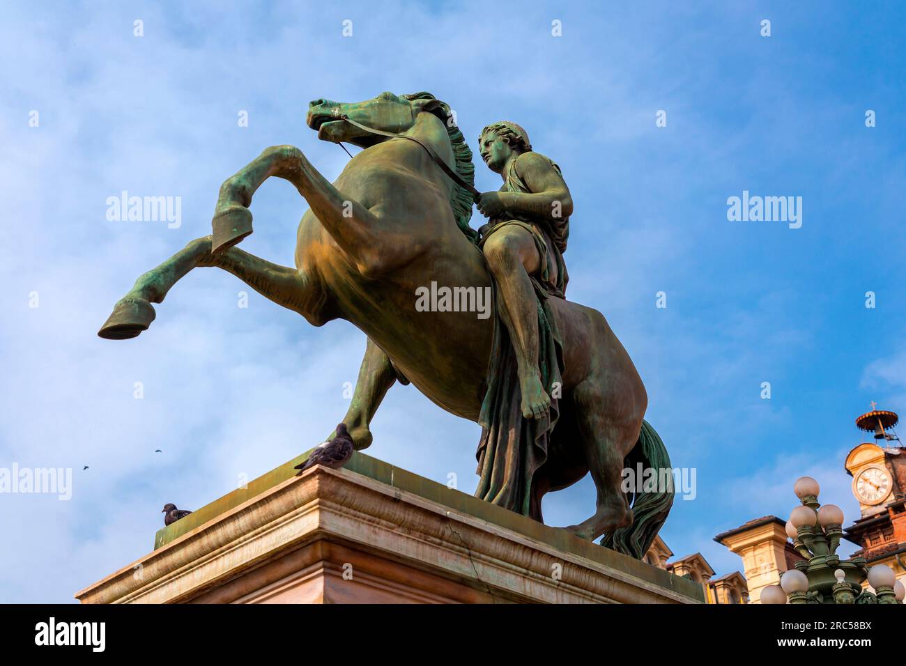 Piazza Castello è una piazza della città di Torino, in Italia. E' fiancheggiato da musei, teatri e caffetterie. Foto Stock