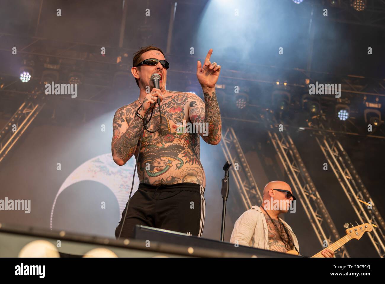 Il cantante Sebastian Murphy della band punk svedese Viagra Boys si esibisce dal vivo sul palco durante il Pohoda Festival 2023 all'aeroporto di Trencin. Il festival Pohoda è il più grande festival musicale estivo all'aperto della Slovacchia. Foto Stock