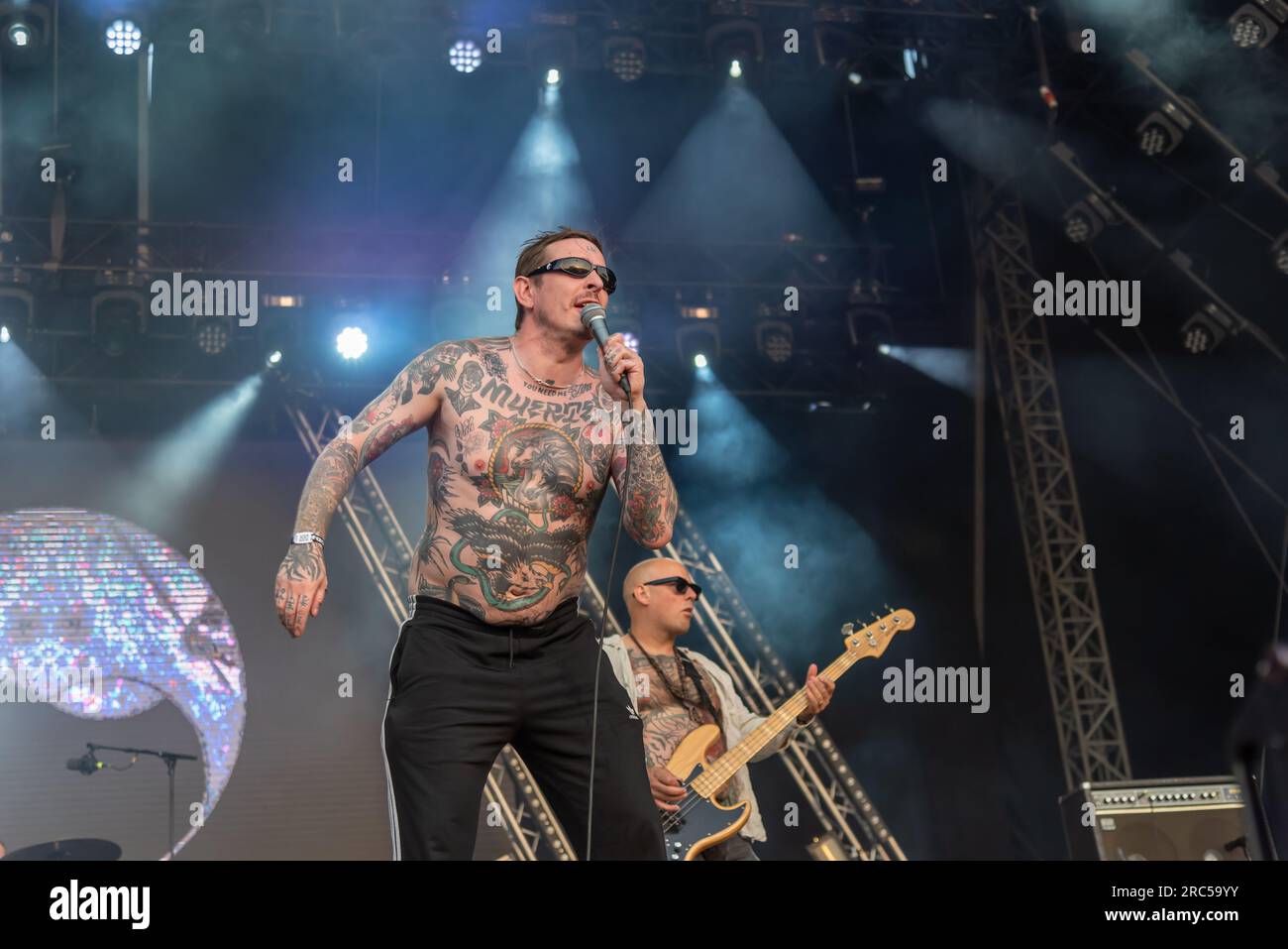 Il cantante Sebastian Murphy della band punk svedese Viagra Boys si esibisce dal vivo sul palco durante il Pohoda Festival 2023 all'aeroporto di Trencin. Il festival Pohoda è il più grande festival musicale estivo all'aperto della Slovacchia. Foto Stock